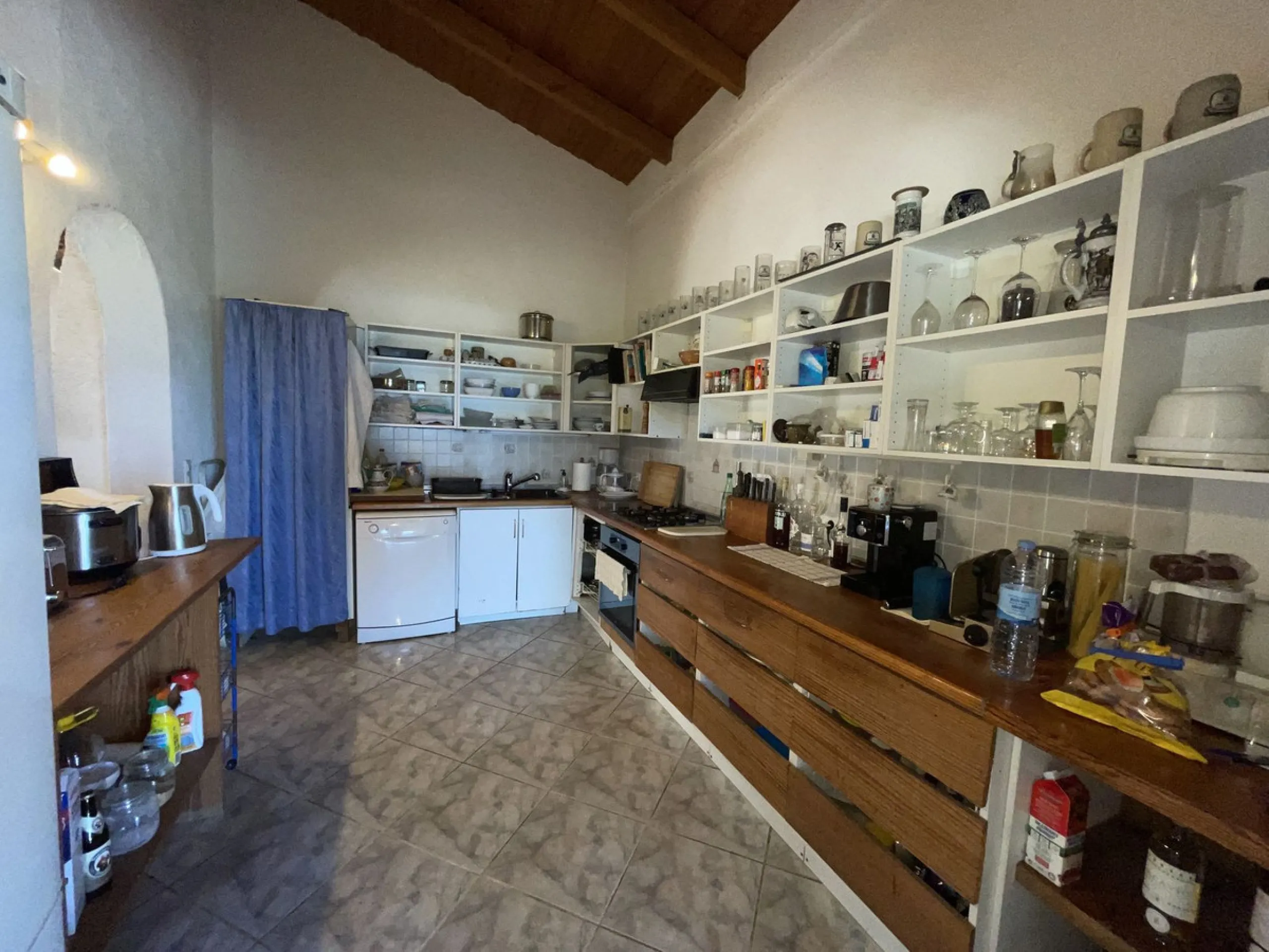 House - Detached Villa в продаже в Estepona, Málaga. В доме 3 спален и 4 ванных комнат. Площадь дома 239 м². Площадь участка 3757 м²