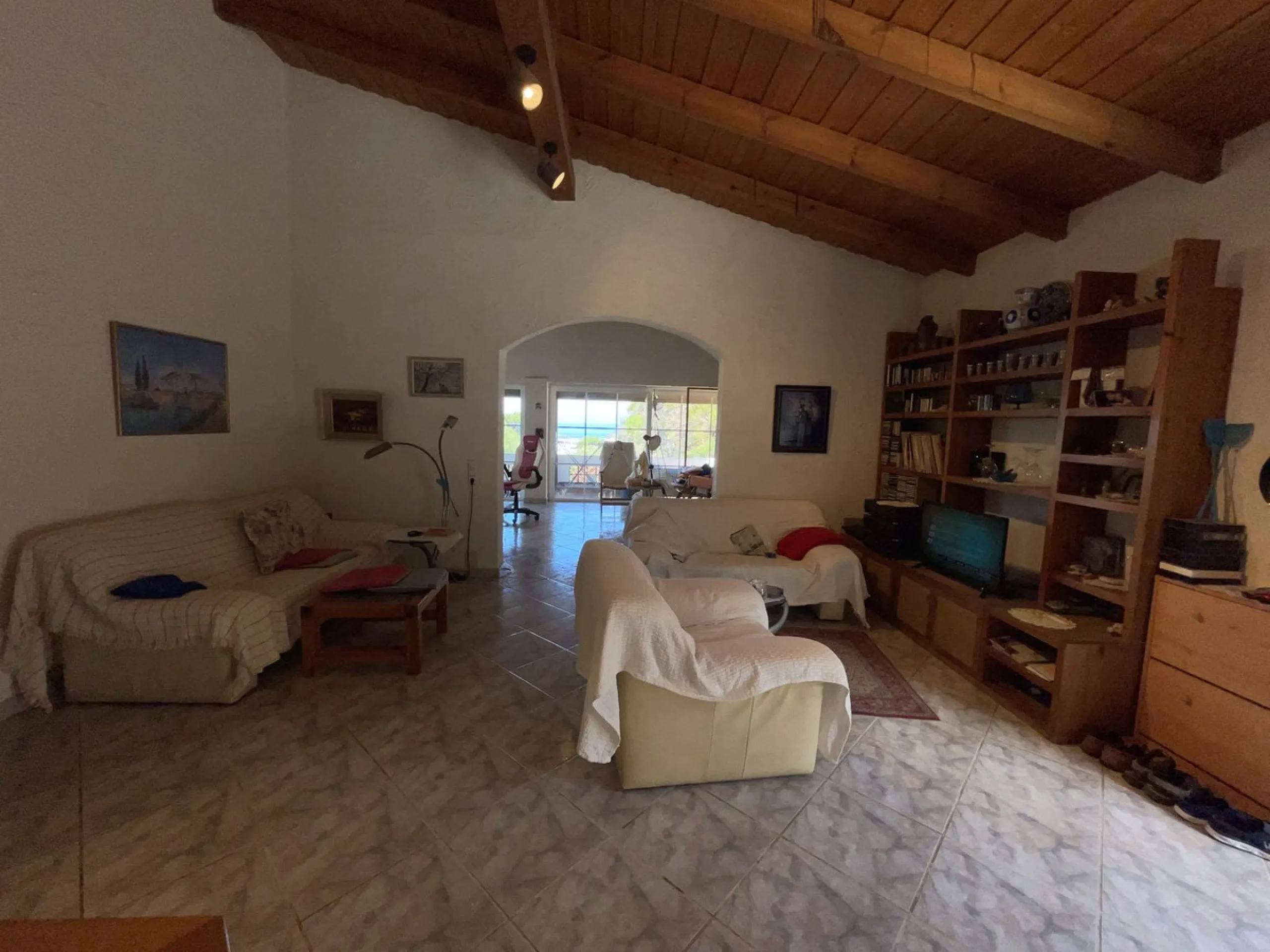 House - Detached Villa в продаже в Estepona, Málaga. В доме 3 спален и 4 ванных комнат. Площадь дома 239 м². Площадь участка 3757 м²