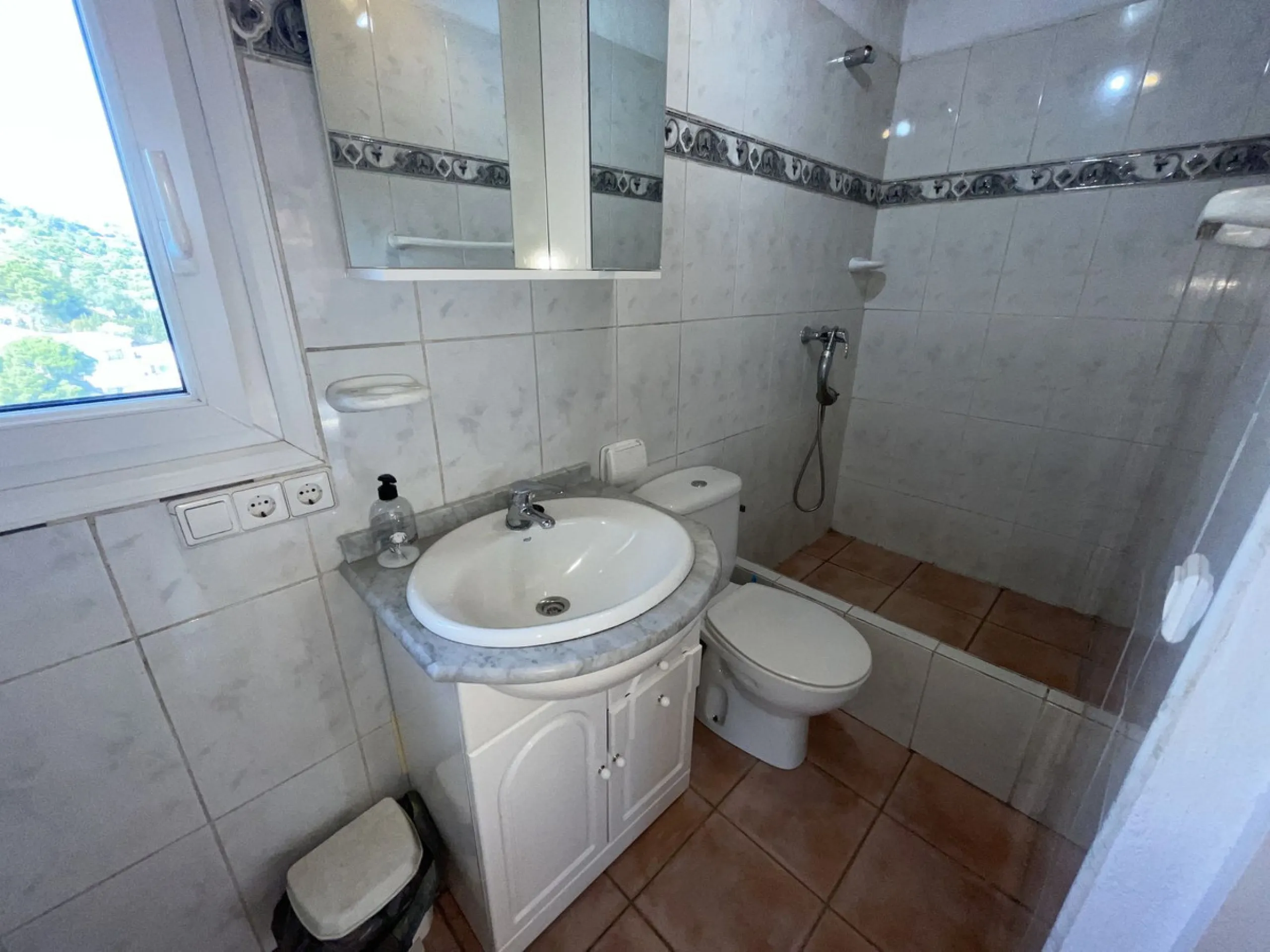 House - Detached Villa в продаже в Estepona, Málaga. В доме 3 спален и 4 ванных комнат. Площадь дома 239 м². Площадь участка 3757 м²