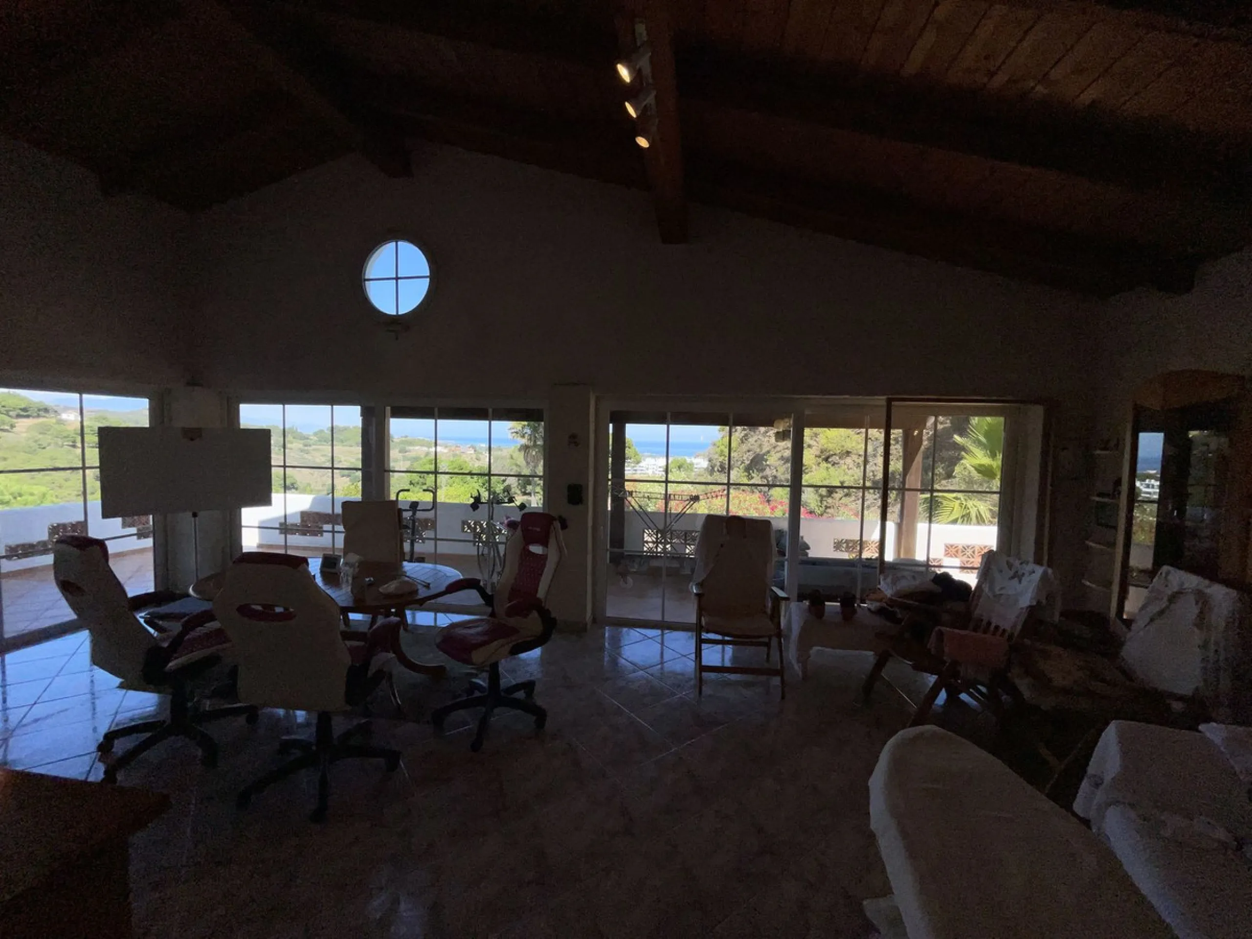 House - Detached Villa в продаже в Estepona, Málaga. В доме 3 спален и 4 ванных комнат. Площадь дома 239 м². Площадь участка 3757 м²