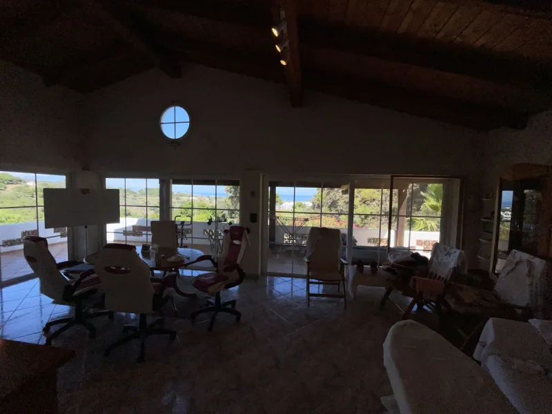 House - Detached Villa в продаже в Estepona, Málaga. В доме 3 спален и 4 ванных комнат. Площадь дома 239 м². Площадь участка 3757 м²