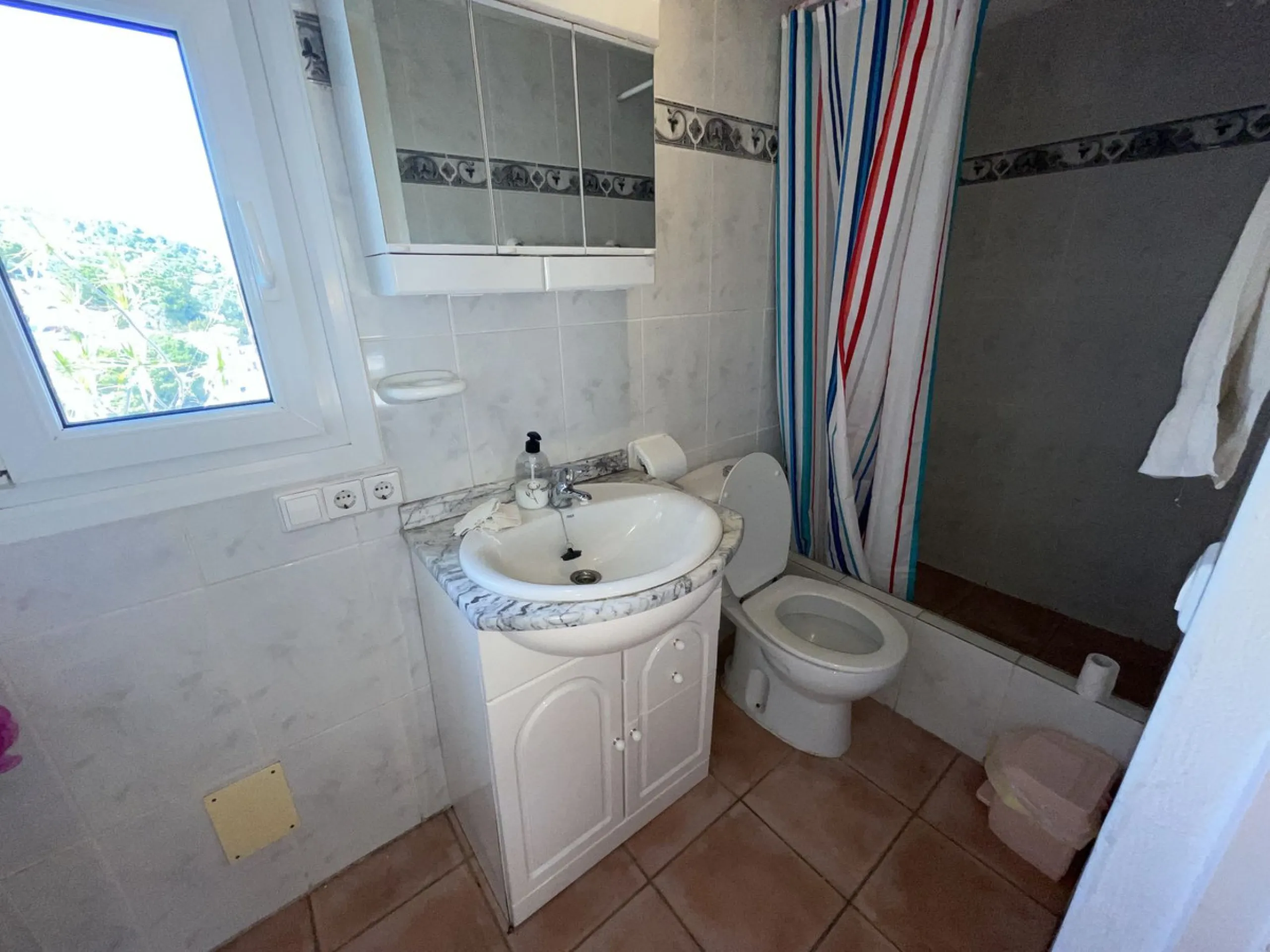 House - Detached Villa в продаже в Estepona, Málaga. В доме 3 спален и 4 ванных комнат. Площадь дома 239 м². Площадь участка 3757 м²