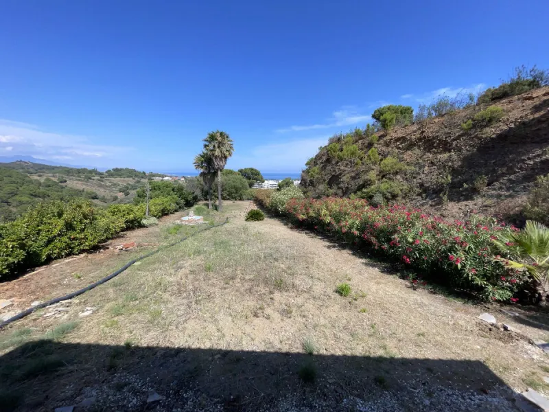 House - Detached Villa в продаже в Estepona, Málaga. В доме 3 спален и 4 ванных комнат. Площадь дома 239 м². Площадь участка 3757 м²