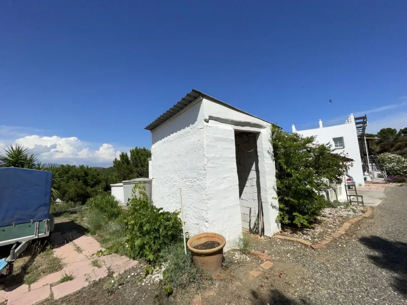 House - Detached Villa в продаже в Estepona, Málaga. В доме 3 спален и 4 ванных комнат. Площадь дома 239 м². Площадь участка 3757 м²