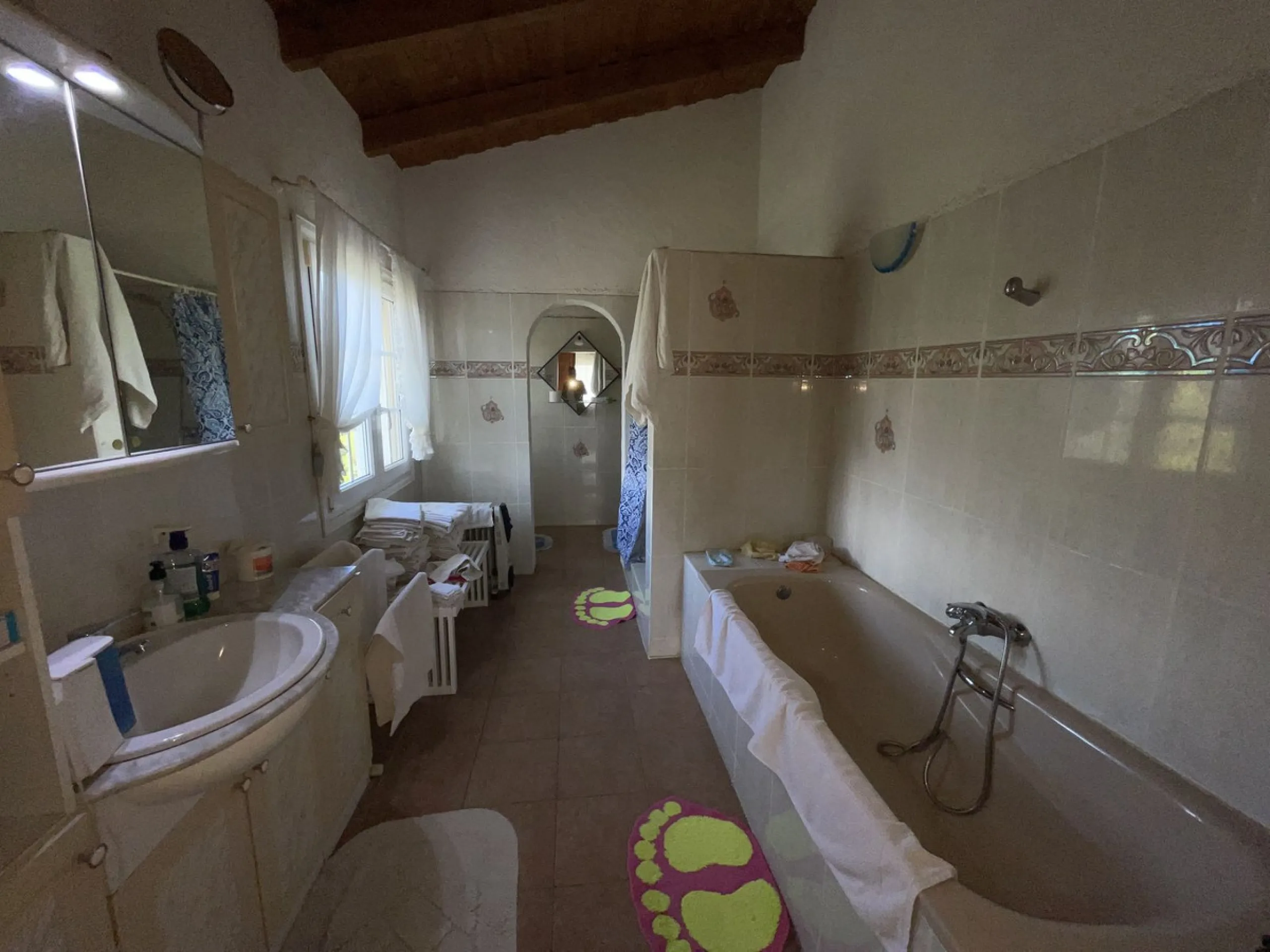 House - Detached Villa в продаже в Estepona, Málaga. В доме 3 спален и 4 ванных комнат. Площадь дома 239 м². Площадь участка 3757 м²