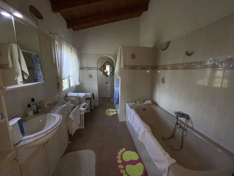 House - Detached Villa в продаже в Estepona, Málaga. В доме 3 спален и 4 ванных комнат. Площадь дома 239 м². Площадь участка 3757 м²