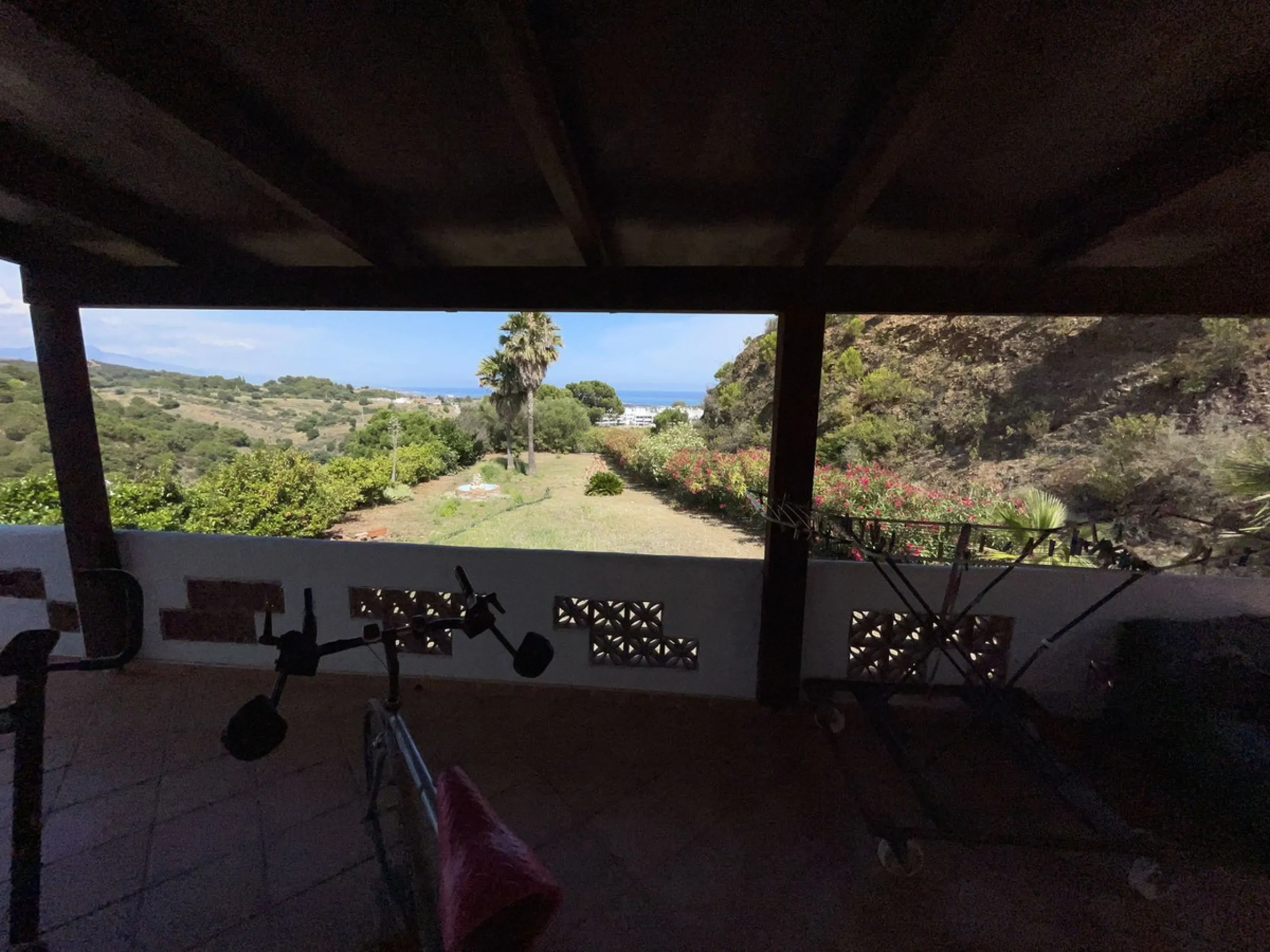 House - Detached Villa в продаже в Estepona, Málaga. В доме 3 спален и 4 ванных комнат. Площадь дома 239 м². Площадь участка 3757 м²