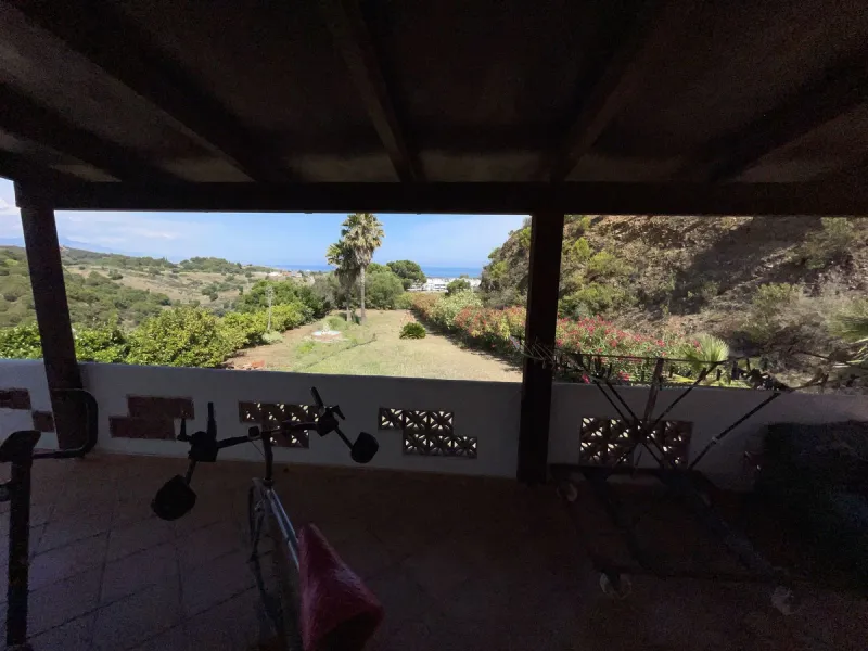 House - Detached Villa в продаже в Estepona, Málaga. В доме 3 спален и 4 ванных комнат. Площадь дома 239 м². Площадь участка 3757 м²