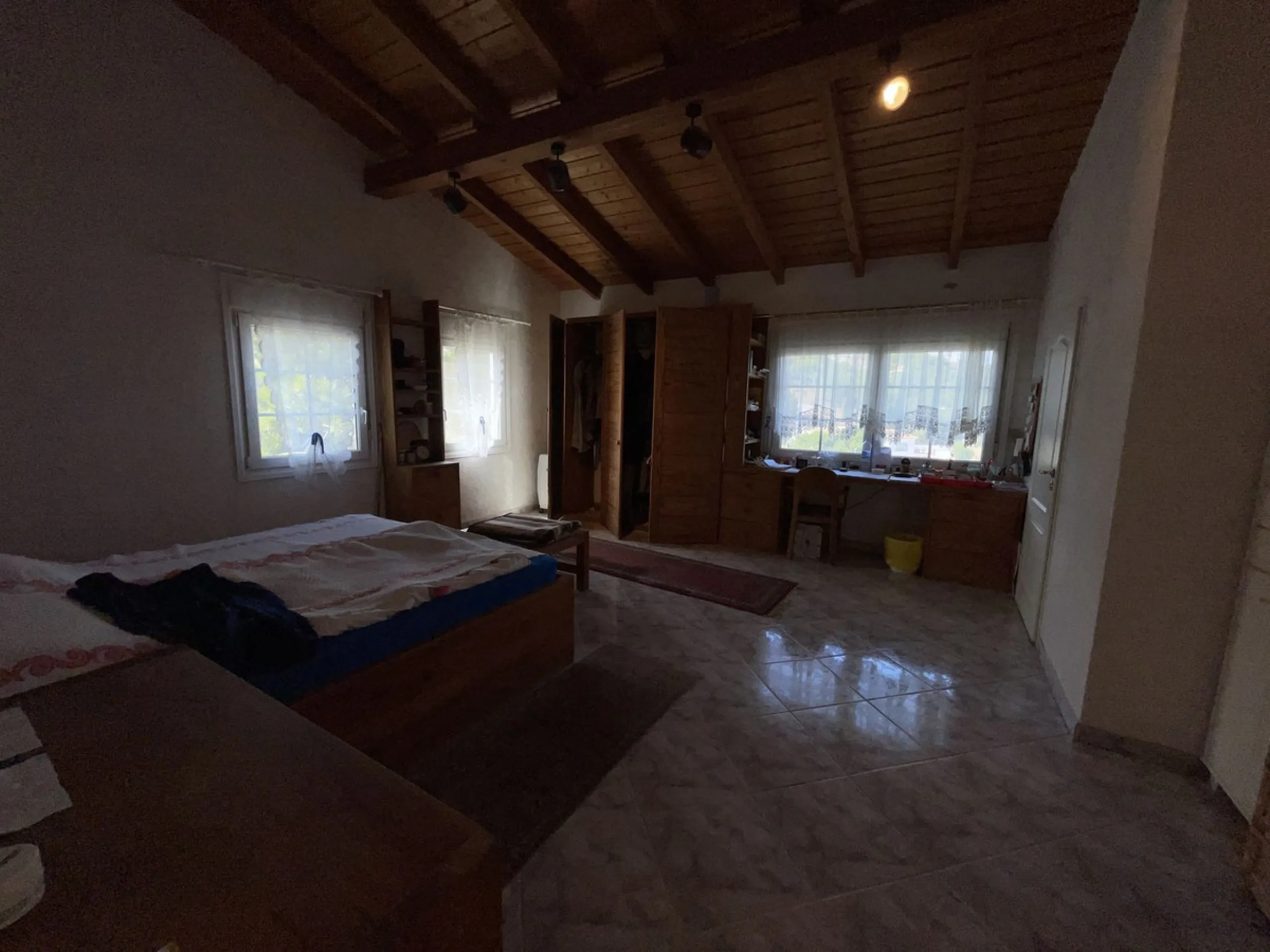 House - Detached Villa в продаже в Estepona, Málaga. В доме 3 спален и 4 ванных комнат. Площадь дома 239 м². Площадь участка 3757 м²