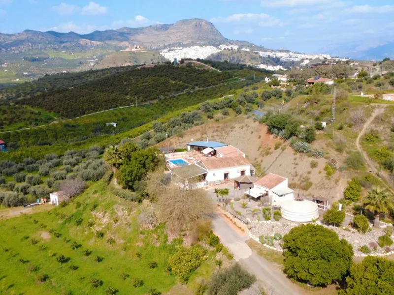 House - Detached Villa в продаже в Alora, Málaga. В доме 6 спален и 5 ванных комнат. Площадь дома 226 м²