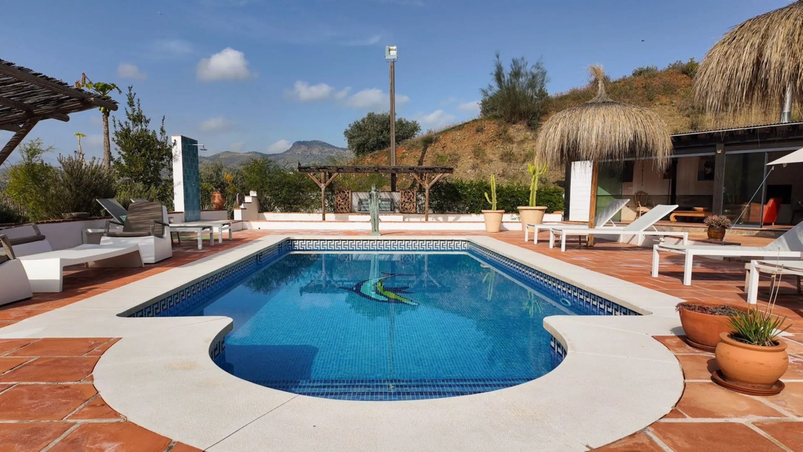 House - Detached Villa в продаже в Alora, Málaga. В доме 6 спален и 5 ванных комнат. Площадь дома 226 м²