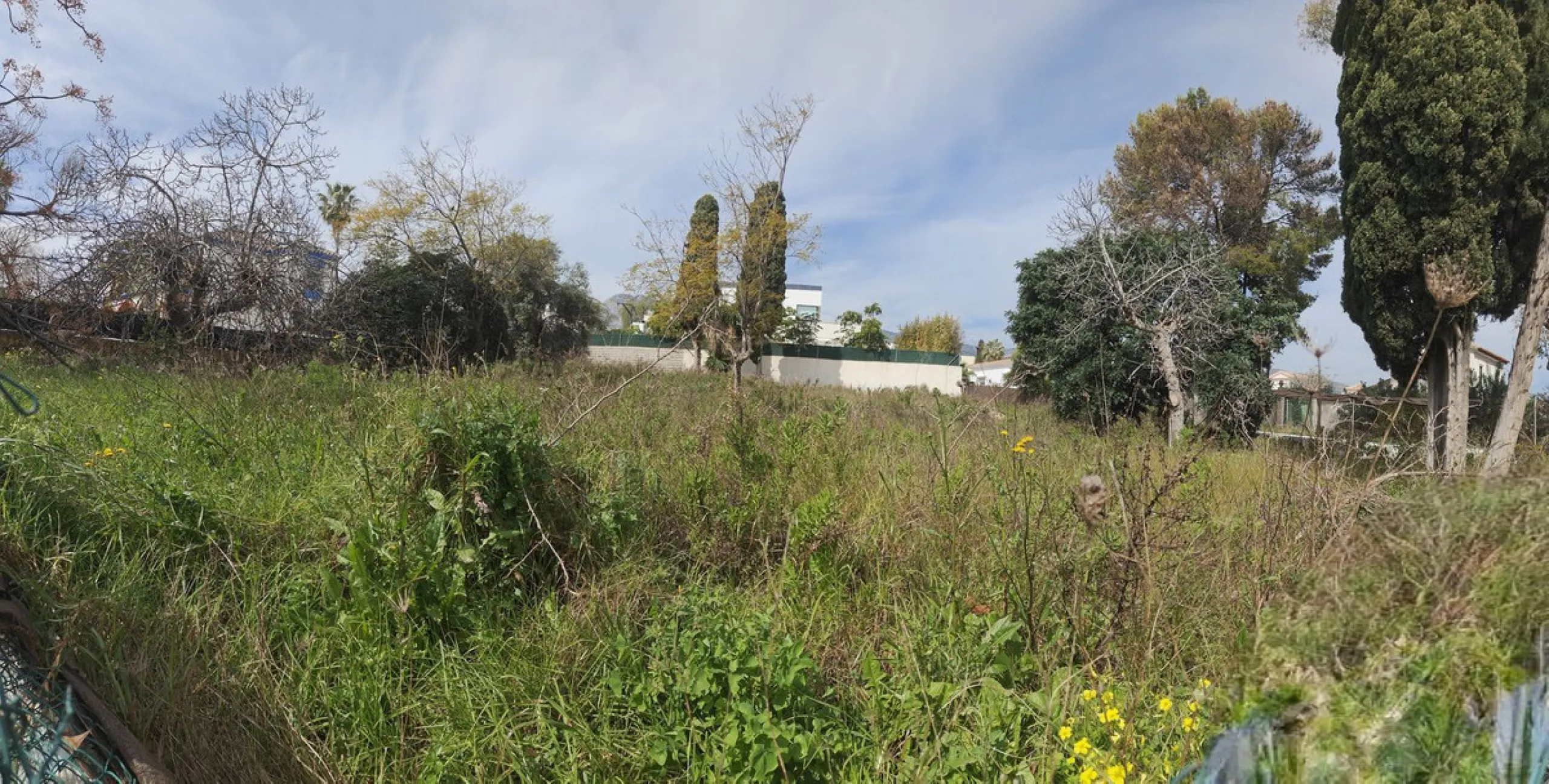 Attention developers and private buyers! One of the best plots in the heart of Arroyo de la Miel, Benalmádena, is now available for sale. Located on the prestigious Avenida de la Constitución 111, this land stands out for its strategic location and unbeat