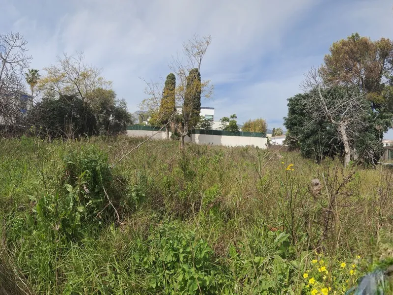 Attention developers and private buyers! One of the best plots in the heart of Arroyo de la Miel, Benalmádena, is now available for sale. Located on the prestigious Avenida de la Constitución 111, this land stands out for its strategic location and unbeat