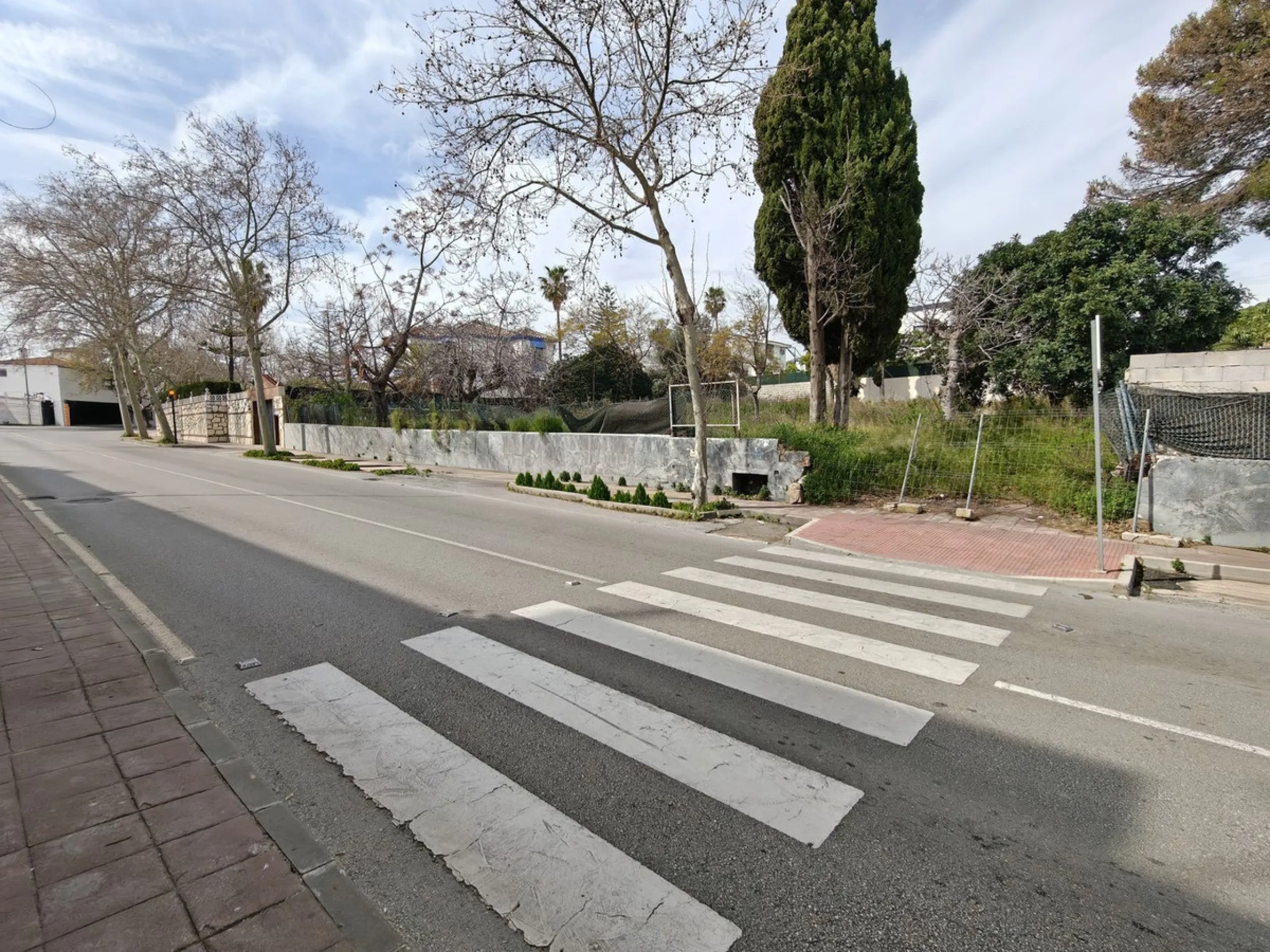 Attention developers and private buyers! One of the best plots in the heart of Arroyo de la Miel, Benalmádena, is now available for sale. Located on the prestigious Avenida de la Constitución 111, this land stands out for its strategic location and unbeat