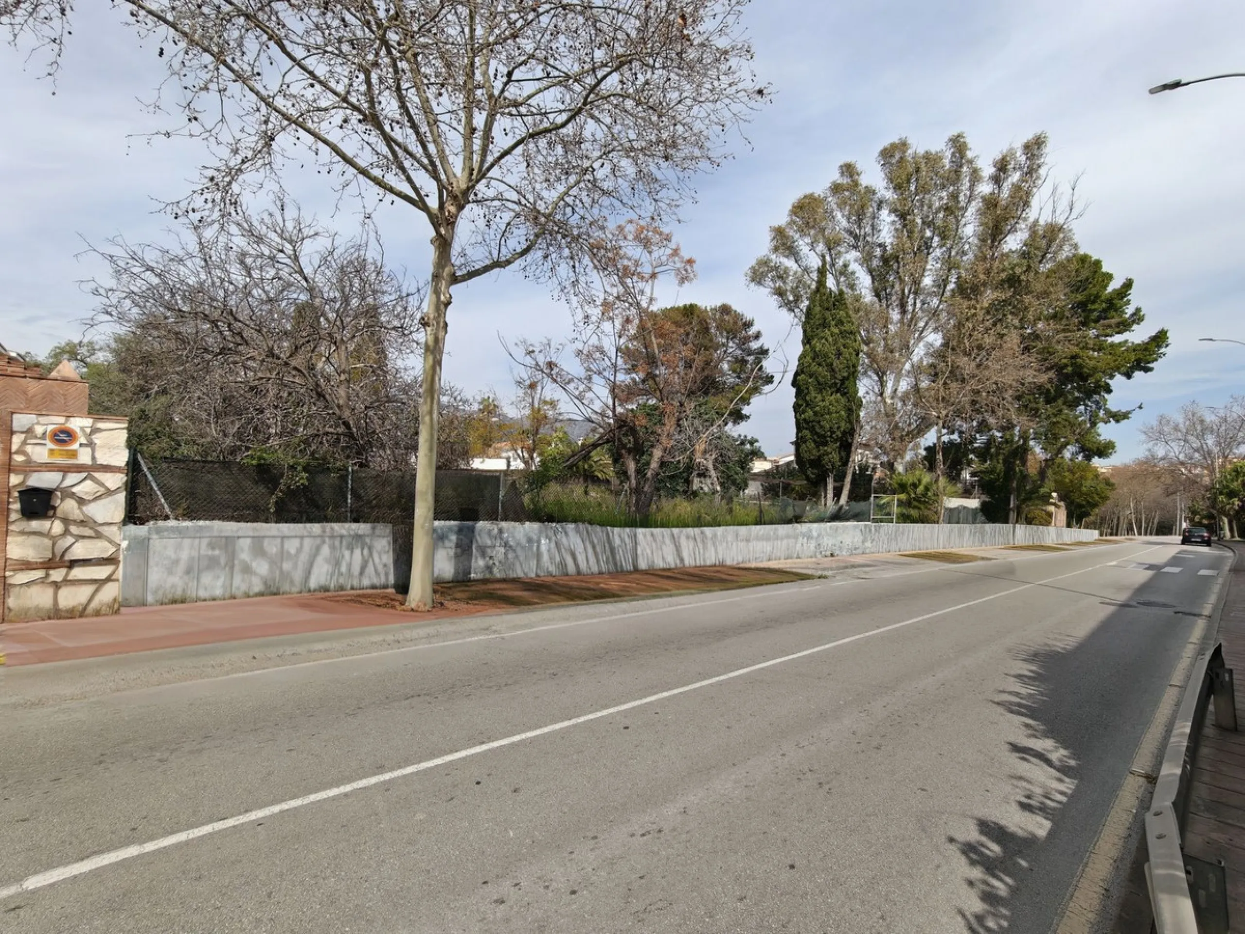 Attention developers and private buyers! One of the best plots in the heart of Arroyo de la Miel, Benalmádena, is now available for sale. Located on the prestigious Avenida de la Constitución 111, this land stands out for its strategic location and unbeat