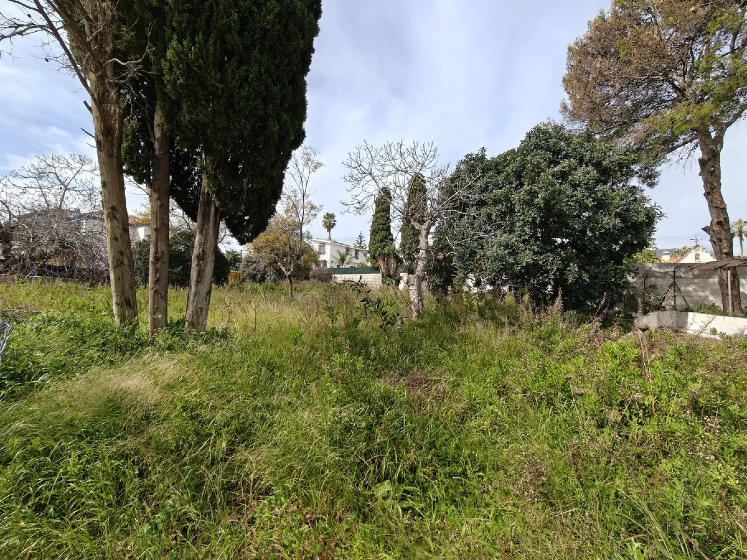 Attention developers and private buyers! One of the best plots in the heart of Arroyo de la Miel, Benalmádena, is now available for sale. Located on the prestigious Avenida de la Constitución 111, this land stands out for its strategic location and unbeat