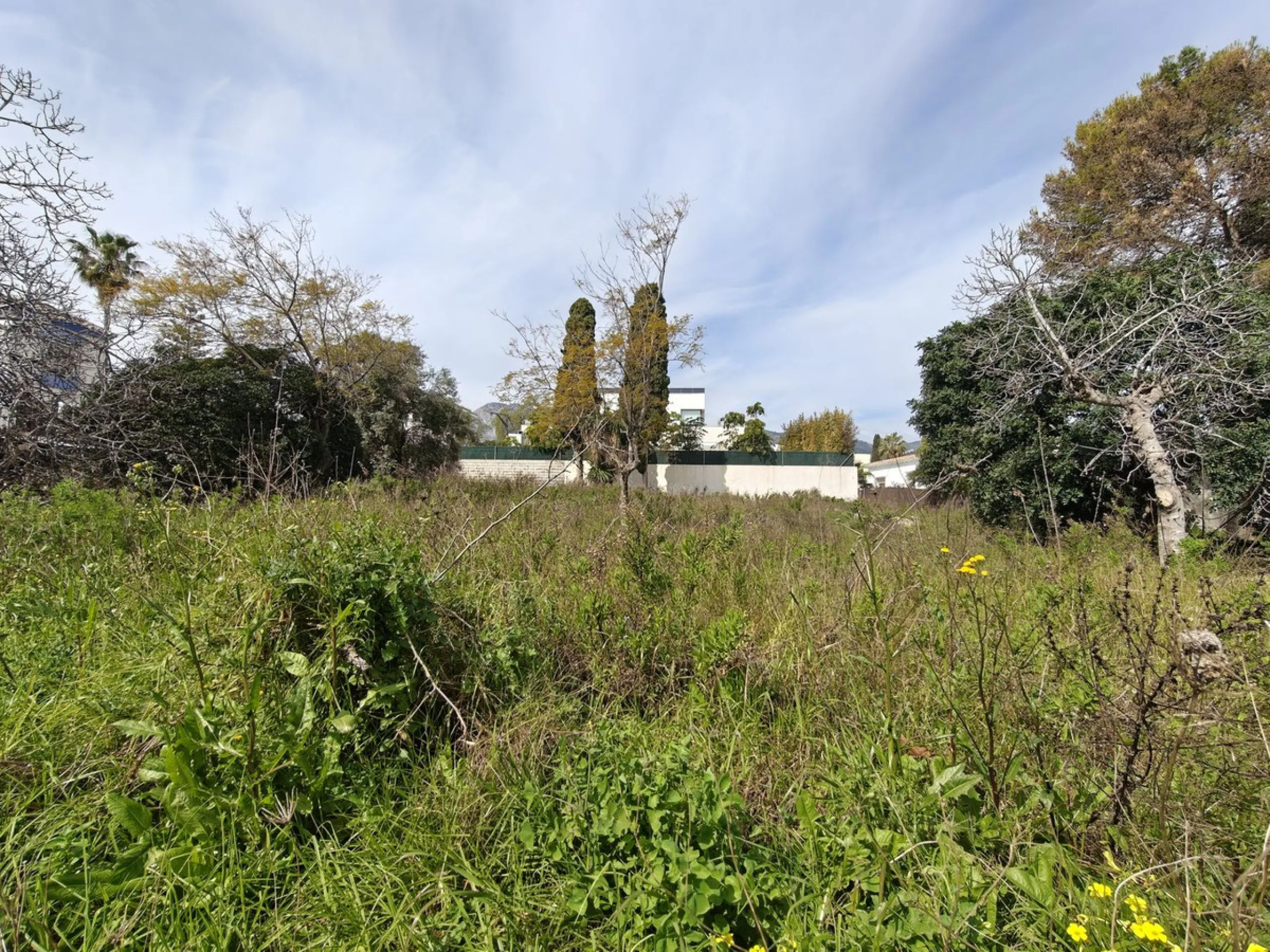 Attention developers and private buyers! One of the best plots in the heart of Arroyo de la Miel, Benalmádena, is now available for sale. Located on the prestigious Avenida de la Constitución 111, this land stands out for its strategic location and unbeat