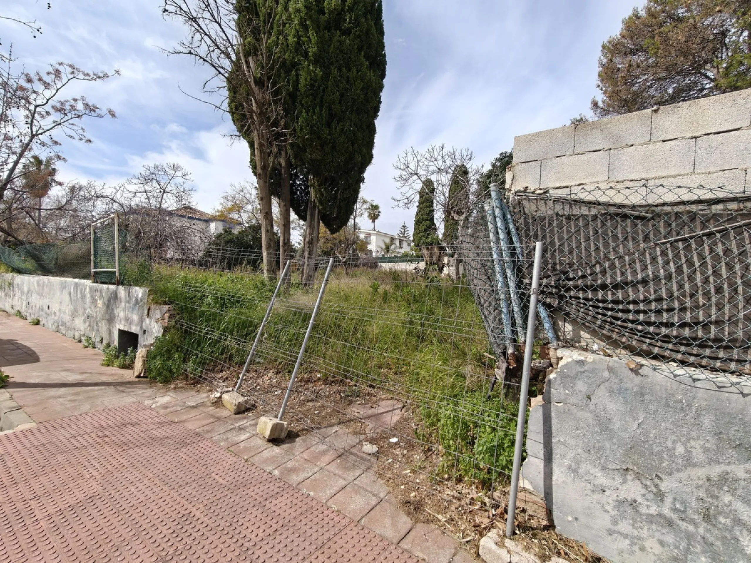 Attention developers and private buyers! One of the best plots in the heart of Arroyo de la Miel, Benalmádena, is now available for sale. Located on the prestigious Avenida de la Constitución 111, this land stands out for its strategic location and unbeat