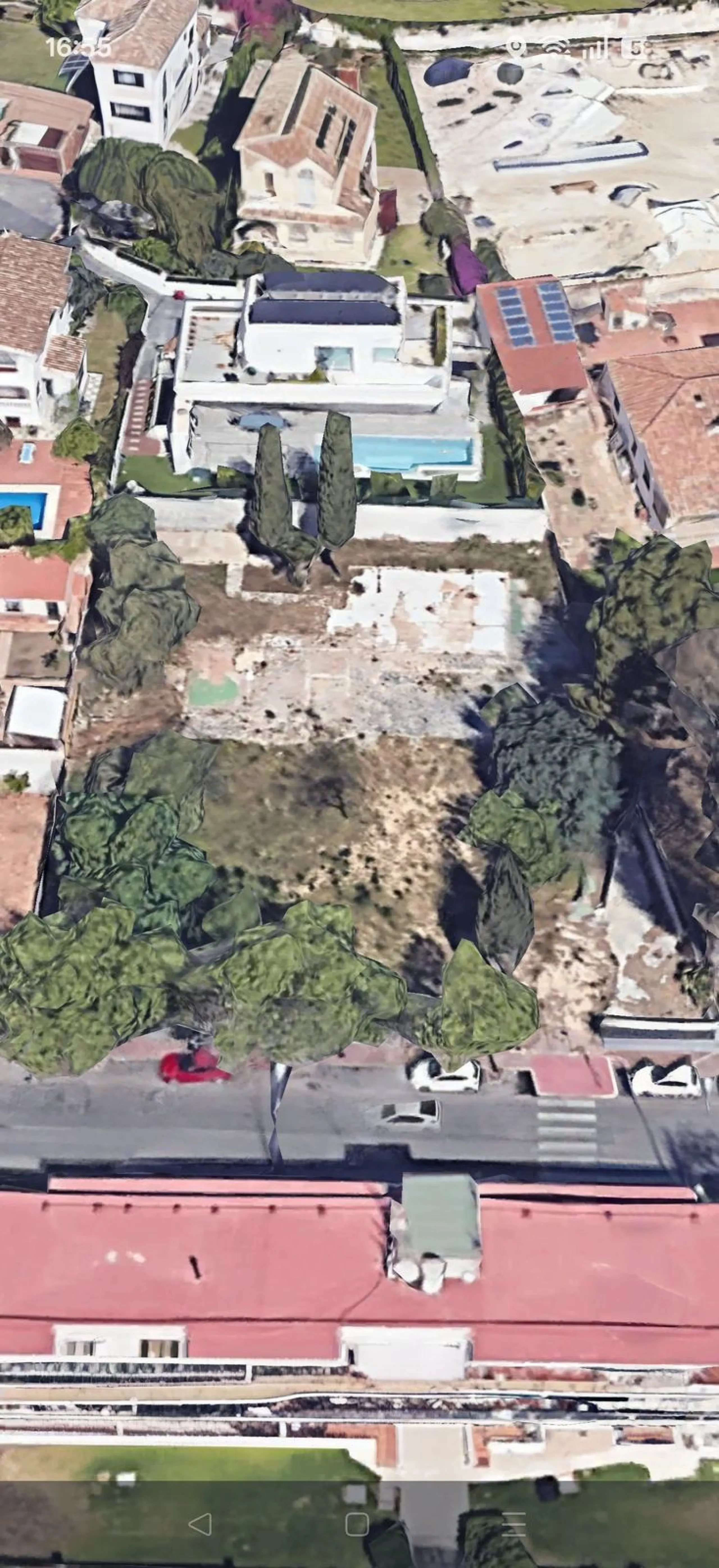 Attention developers and private buyers! One of the best plots in the heart of Arroyo de la Miel, Benalmádena, is now available for sale. Located on the prestigious Avenida de la Constitución 111, this land stands out for its strategic location and unbeat