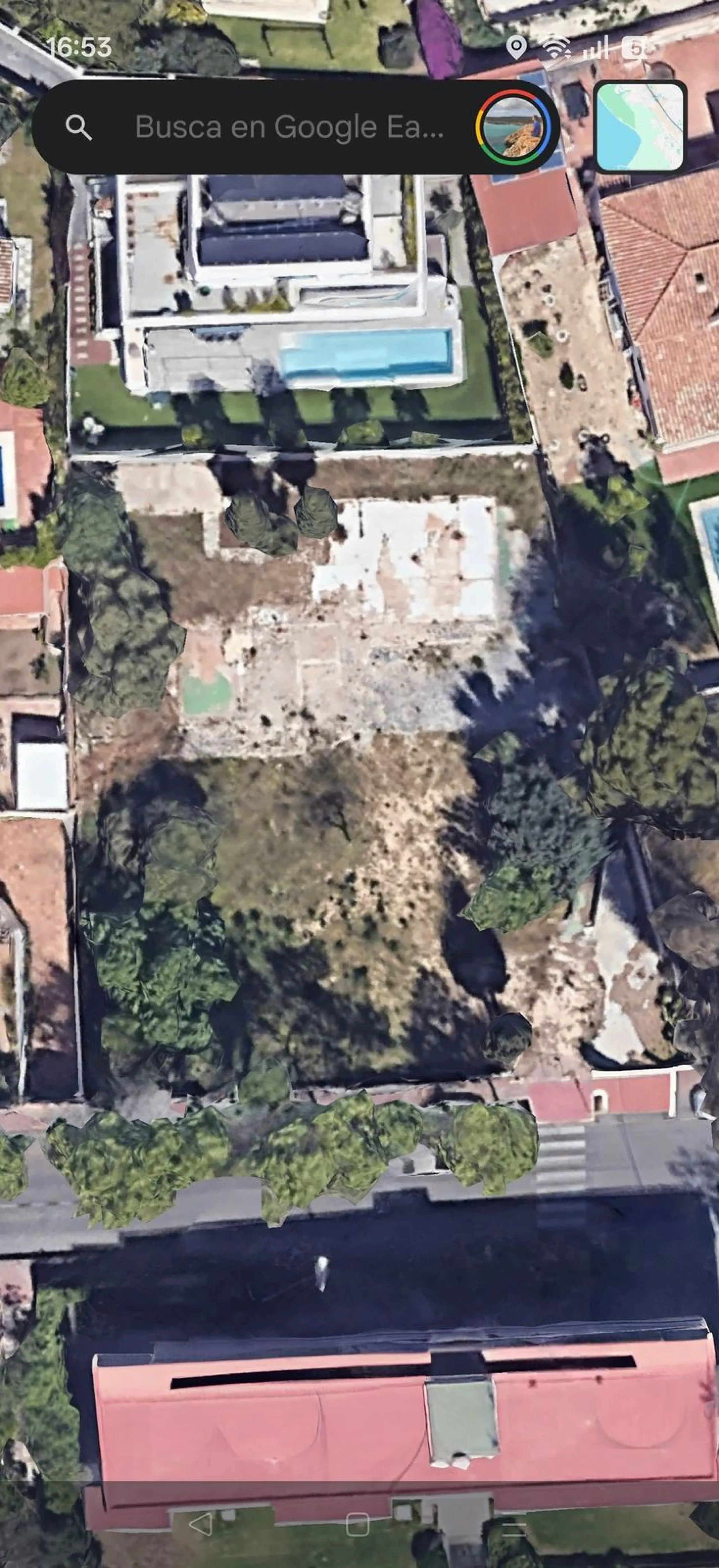 Attention developers and private buyers! One of the best plots in the heart of Arroyo de la Miel, Benalmádena, is now available for sale. Located on the prestigious Avenida de la Constitución 111, this land stands out for its strategic location and unbeat