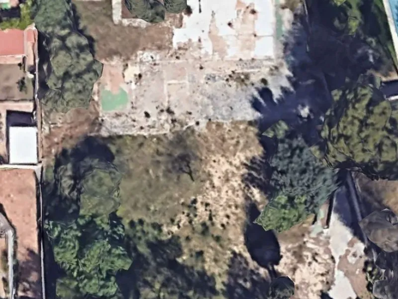 Attention developers and private buyers! One of the best plots in the heart of Arroyo de la Miel, Benalmádena, is now available for sale. Located on the prestigious Avenida de la Constitución 111, this land stands out for its strategic location and unbeat
