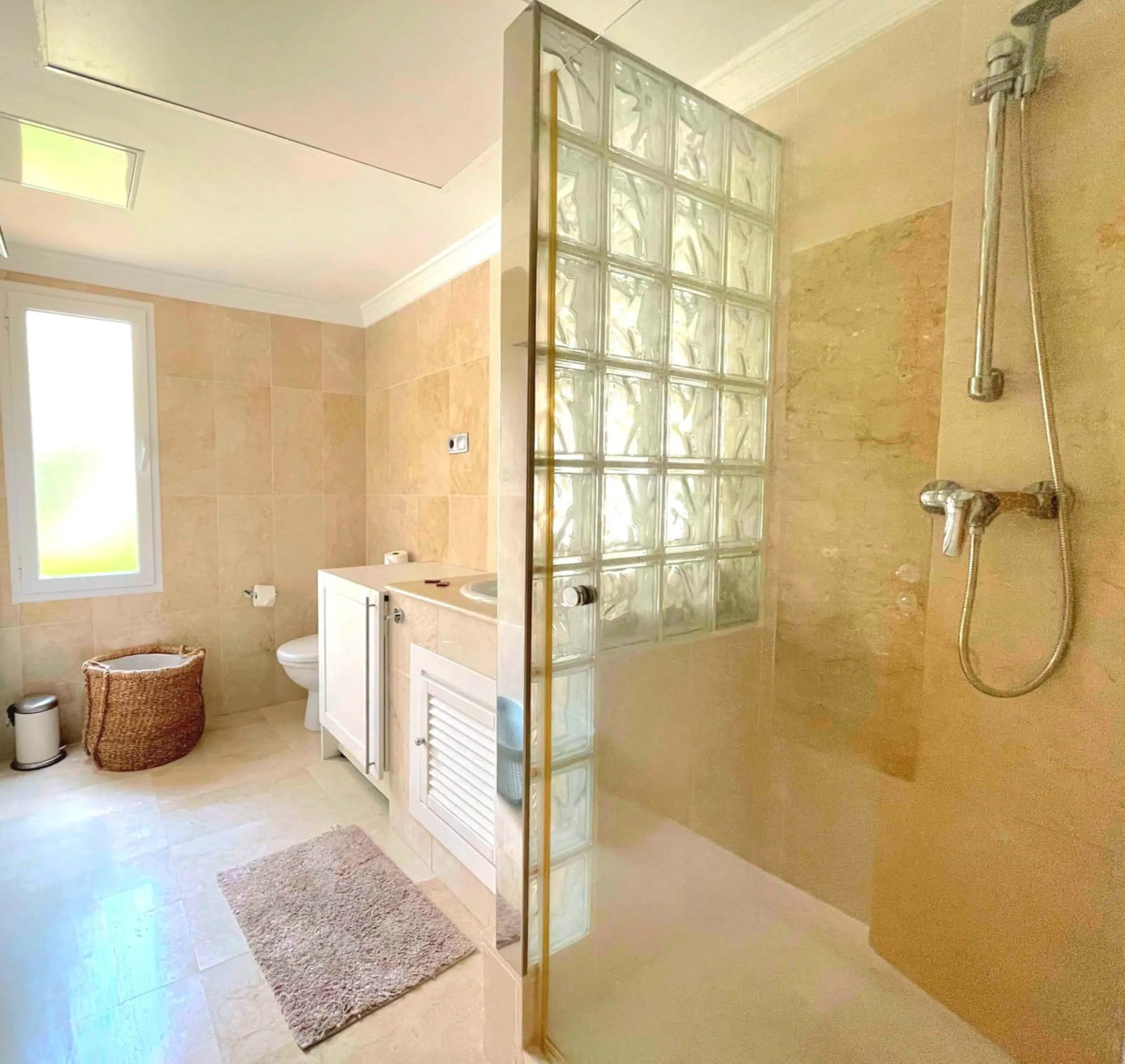 Discover relaxed Mediterranean living in this beautiful three-bedroom, two-bathroom apartment located in the prestigious Aloha Hill Club, in the heart of Nueva Andalucía. Situated in Marbella's renowned Golf Valley and surrounded by some of the area's fin