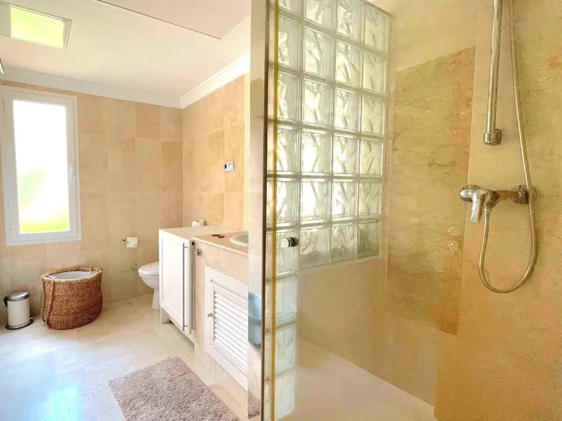 Discover relaxed Mediterranean living in this beautiful three-bedroom, two-bathroom apartment located in the prestigious Aloha Hill Club, in the heart of Nueva Andalucía. Situated in Marbella's renowned Golf Valley and surrounded by some of the area's fin