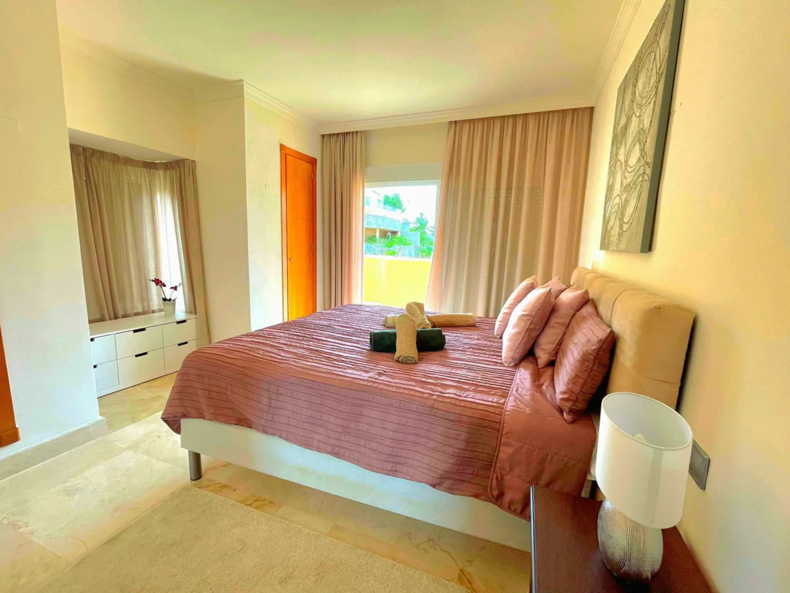 Discover relaxed Mediterranean living in this beautiful three-bedroom, two-bathroom apartment located in the prestigious Aloha Hill Club, in the heart of Nueva Andalucía. Situated in Marbella's renowned Golf Valley and surrounded by some of the area's fin