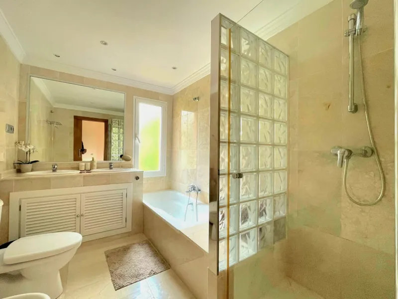 Discover relaxed Mediterranean living in this beautiful three-bedroom, two-bathroom apartment located in the prestigious Aloha Hill Club, in the heart of Nueva Andalucía. Situated in Marbella's renowned Golf Valley and surrounded by some of the area's fin