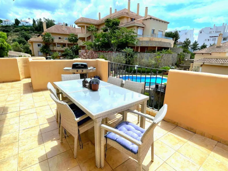 Discover relaxed Mediterranean living in this beautiful three-bedroom, two-bathroom apartment located in the prestigious Aloha Hill Club, in the heart of Nueva Andalucía. Situated in Marbella's renowned Golf Valley and surrounded by some of the area's fin