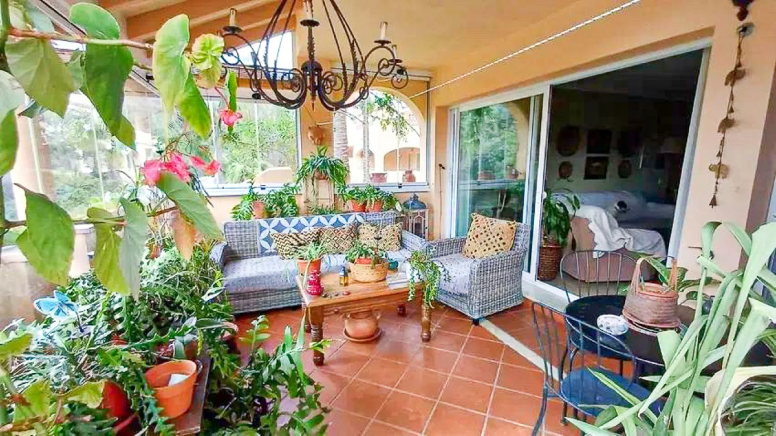 Apartment - Ground Floor Apartment в продаже в Marbella, Málaga. В доме 2 спален и 2 ванных комнат. Площадь дома 100 м²