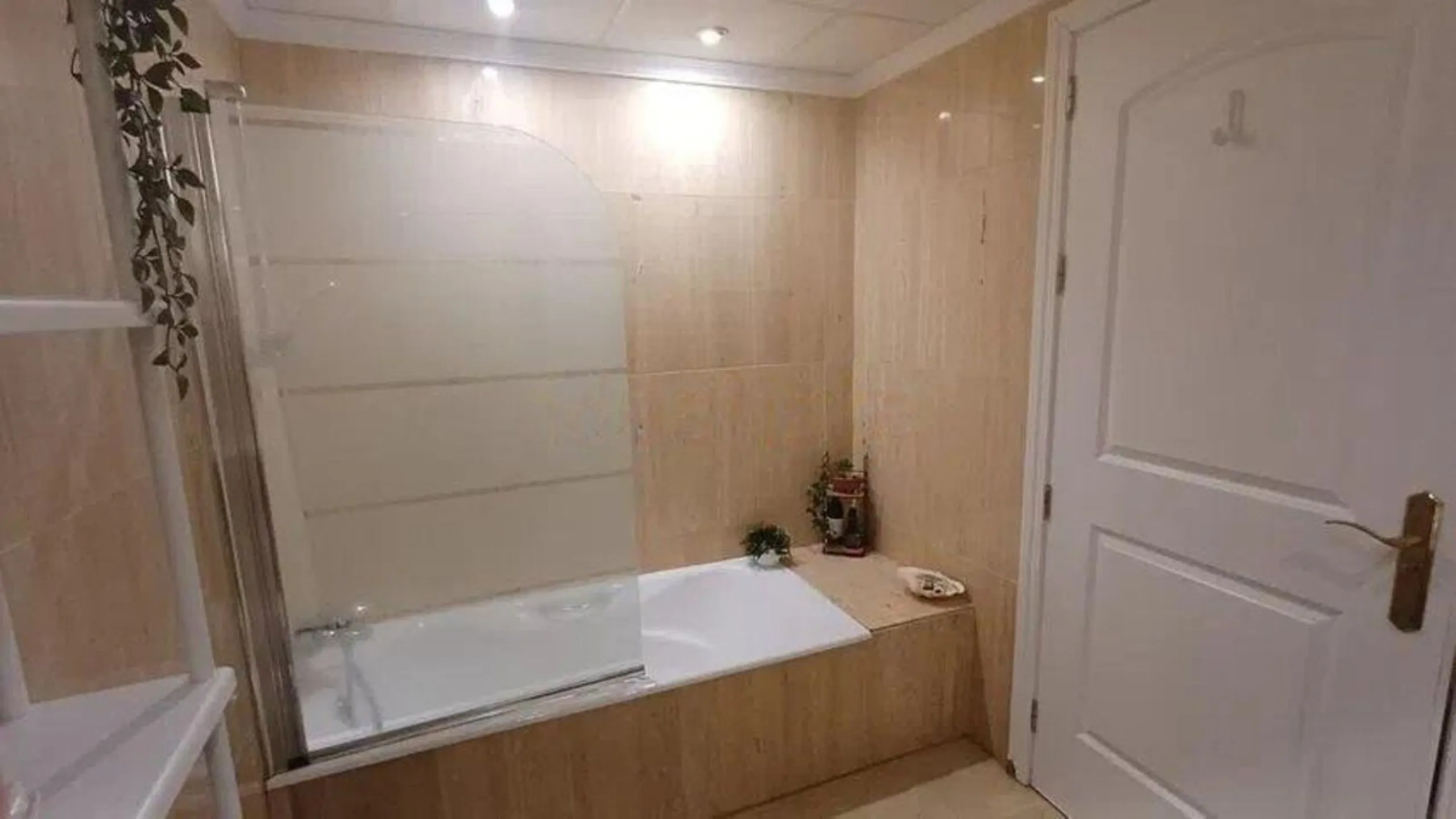 Apartment - Ground Floor Apartment в продаже в Marbella, Málaga. В доме 2 спален и 2 ванных комнат. Площадь дома 100 м²
