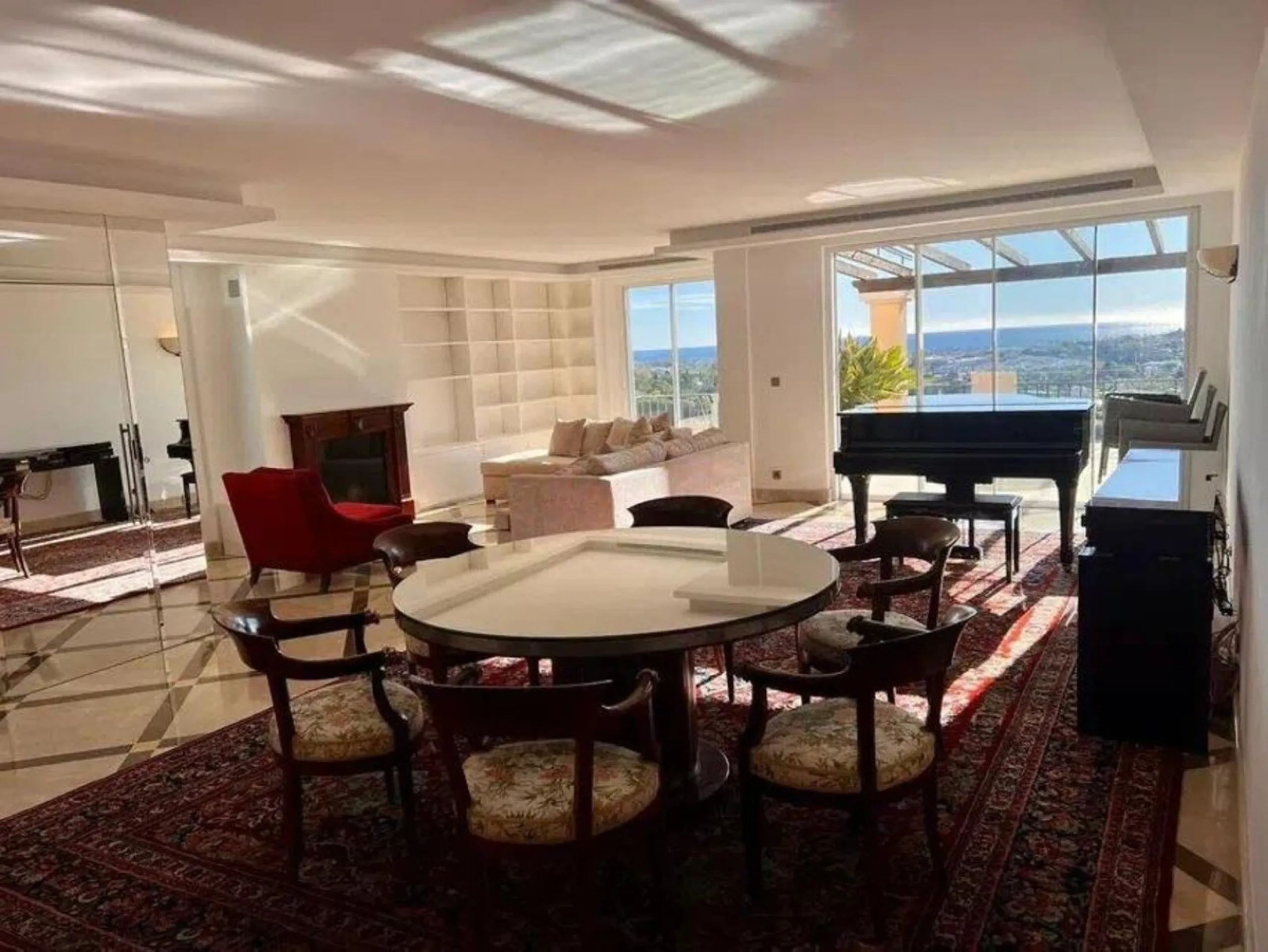 This exclusive duplex apartment is located in a peaceful residential area of Benahavís, surrounded by nature and with pleasant open views of the Mediterranean Sea and the mountains. Just a few minutes away is the Los Halcones shopping center, where you wi