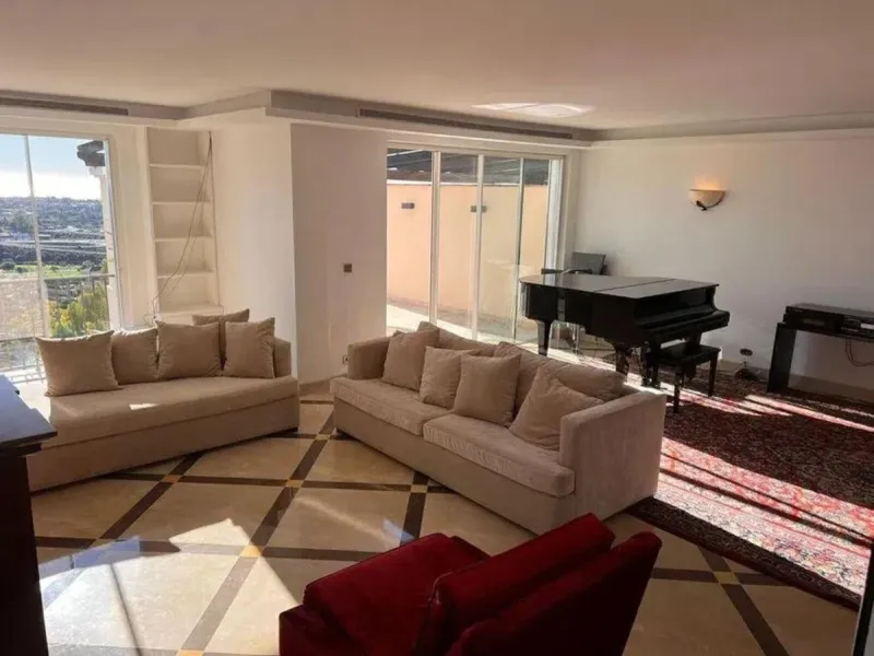 This exclusive duplex apartment is located in a peaceful residential area of Benahavís, surrounded by nature and with pleasant open views of the Mediterranean Sea and the mountains. Just a few minutes away is the Los Halcones shopping center, where you wi