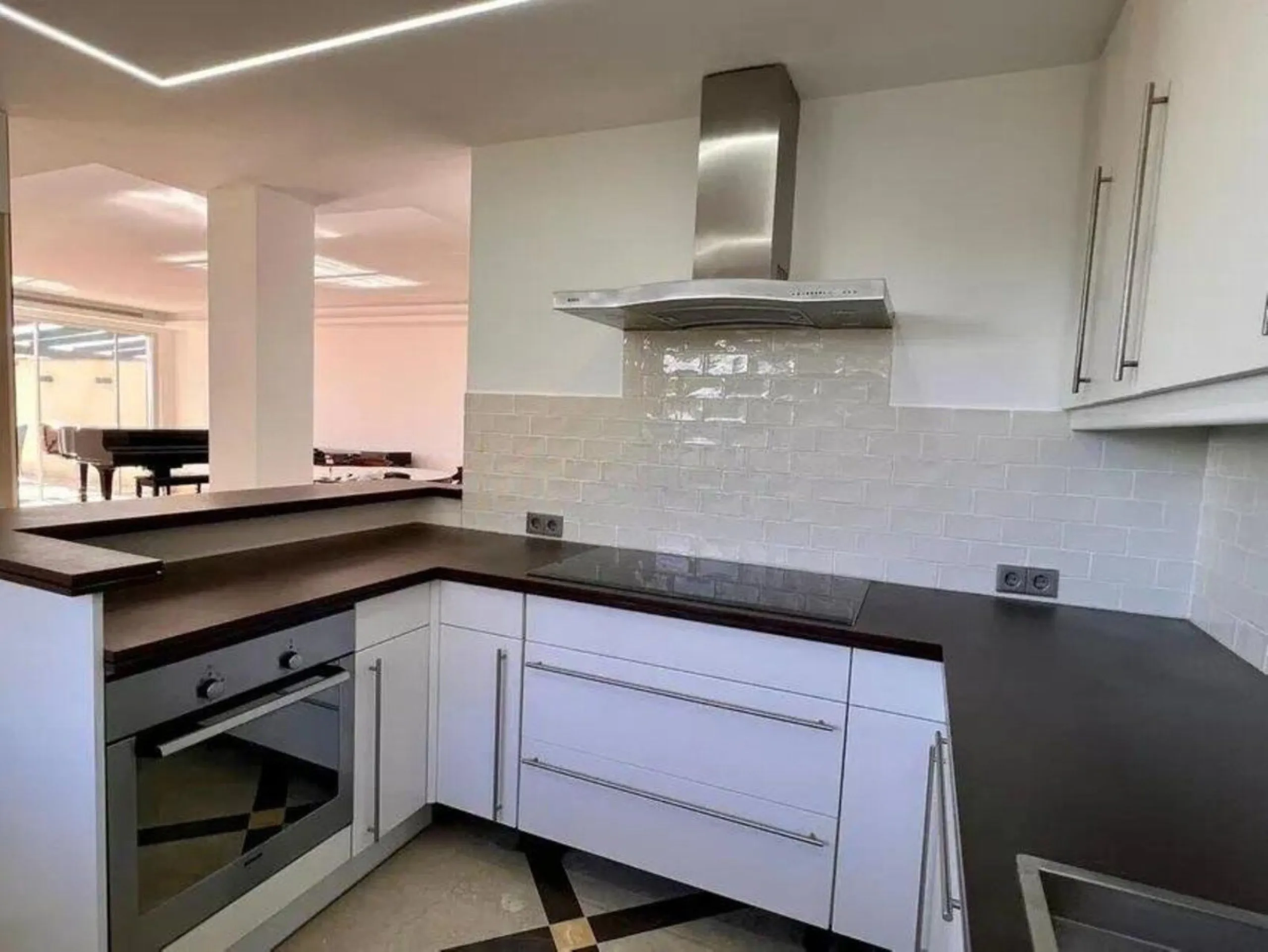 This exclusive duplex apartment is located in a peaceful residential area of Benahavís, surrounded by nature and with pleasant open views of the Mediterranean Sea and the mountains. Just a few minutes away is the Los Halcones shopping center, where you wi