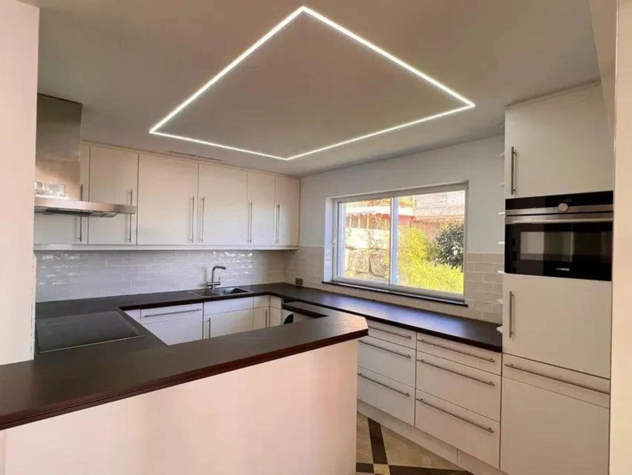 This exclusive duplex apartment is located in a peaceful residential area of Benahavís, surrounded by nature and with pleasant open views of the Mediterranean Sea and the mountains. Just a few minutes away is the Los Halcones shopping center, where you wi