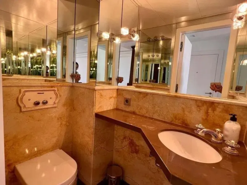 This exclusive duplex apartment is located in a peaceful residential area of Benahavís, surrounded by nature and with pleasant open views of the Mediterranean Sea and the mountains. Just a few minutes away is the Los Halcones shopping center, where you wi