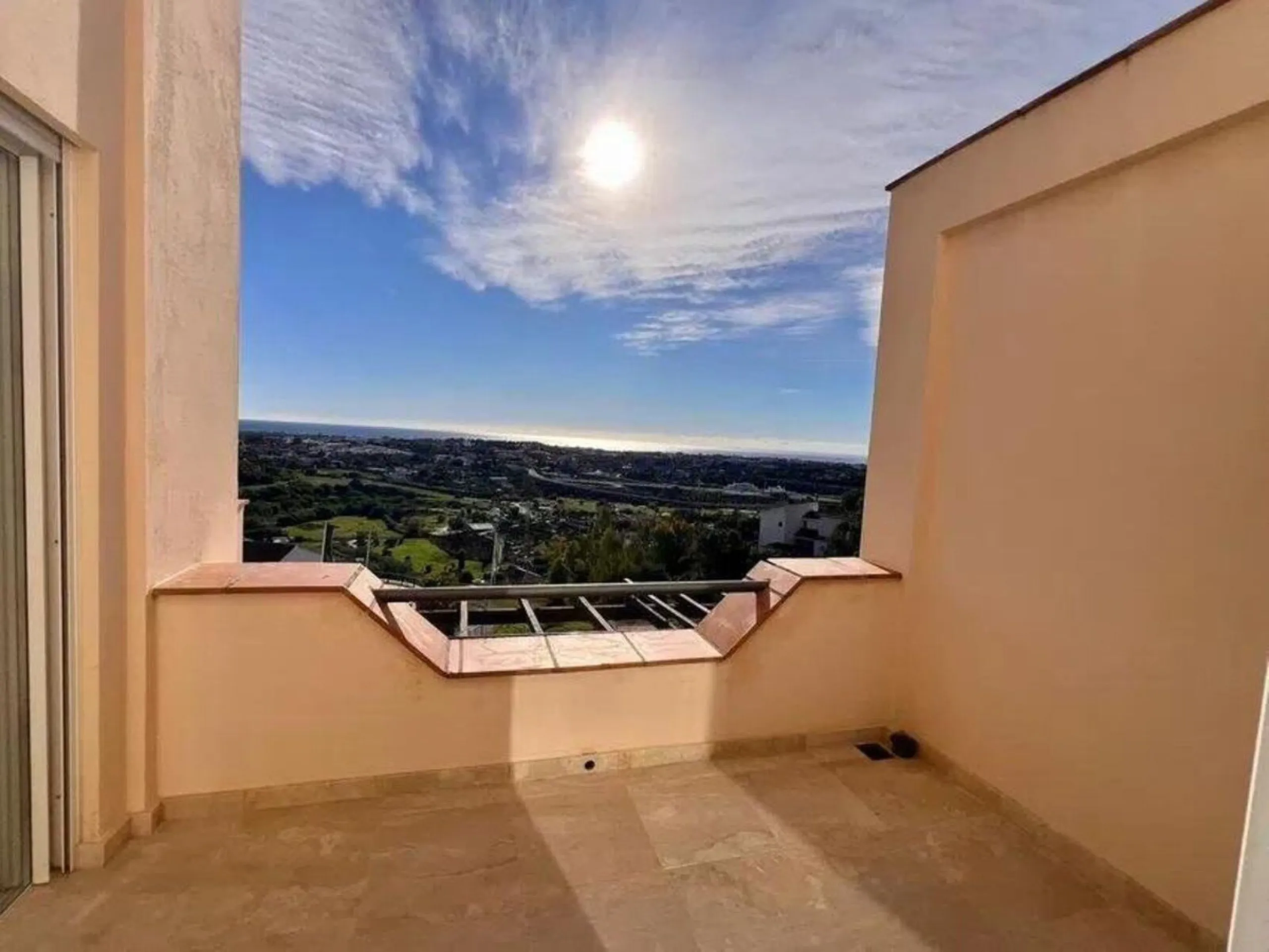 This exclusive duplex apartment is located in a peaceful residential area of Benahavís, surrounded by nature and with pleasant open views of the Mediterranean Sea and the mountains. Just a few minutes away is the Los Halcones shopping center, where you wi