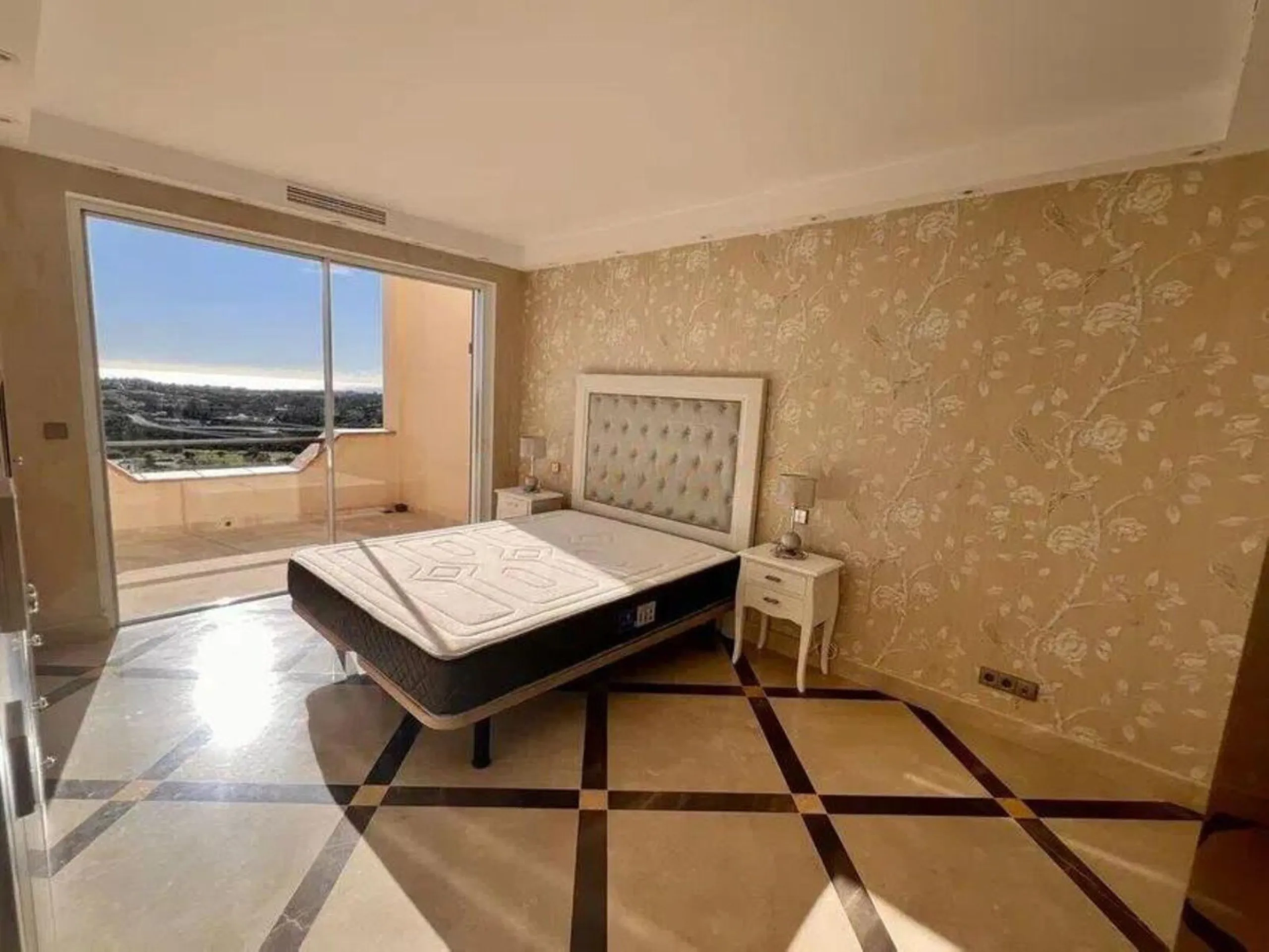 This exclusive duplex apartment is located in a peaceful residential area of Benahavís, surrounded by nature and with pleasant open views of the Mediterranean Sea and the mountains. Just a few minutes away is the Los Halcones shopping center, where you wi