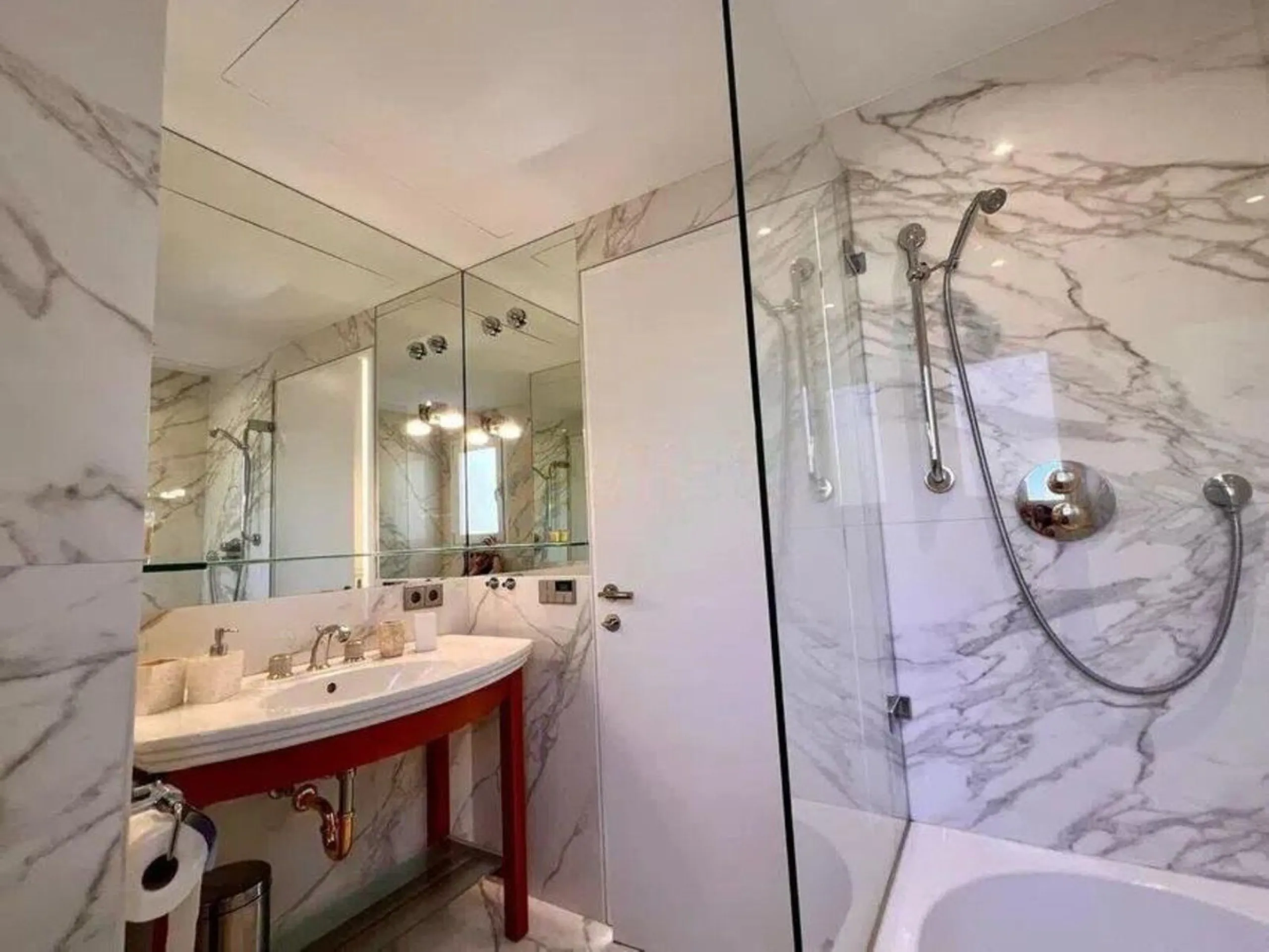 This exclusive duplex apartment is located in a peaceful residential area of Benahavís, surrounded by nature and with pleasant open views of the Mediterranean Sea and the mountains. Just a few minutes away is the Los Halcones shopping center, where you wi
