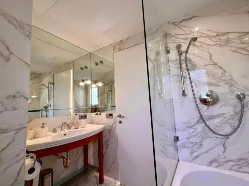 This exclusive duplex apartment is located in a peaceful residential area of Benahavís, surrounded by nature and with pleasant open views of the Mediterranean Sea and the mountains. Just a few minutes away is the Los Halcones shopping center, where you wi