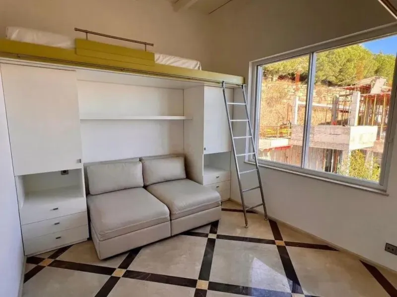 This exclusive duplex apartment is located in a peaceful residential area of Benahavís, surrounded by nature and with pleasant open views of the Mediterranean Sea and the mountains. Just a few minutes away is the Los Halcones shopping center, where you wi