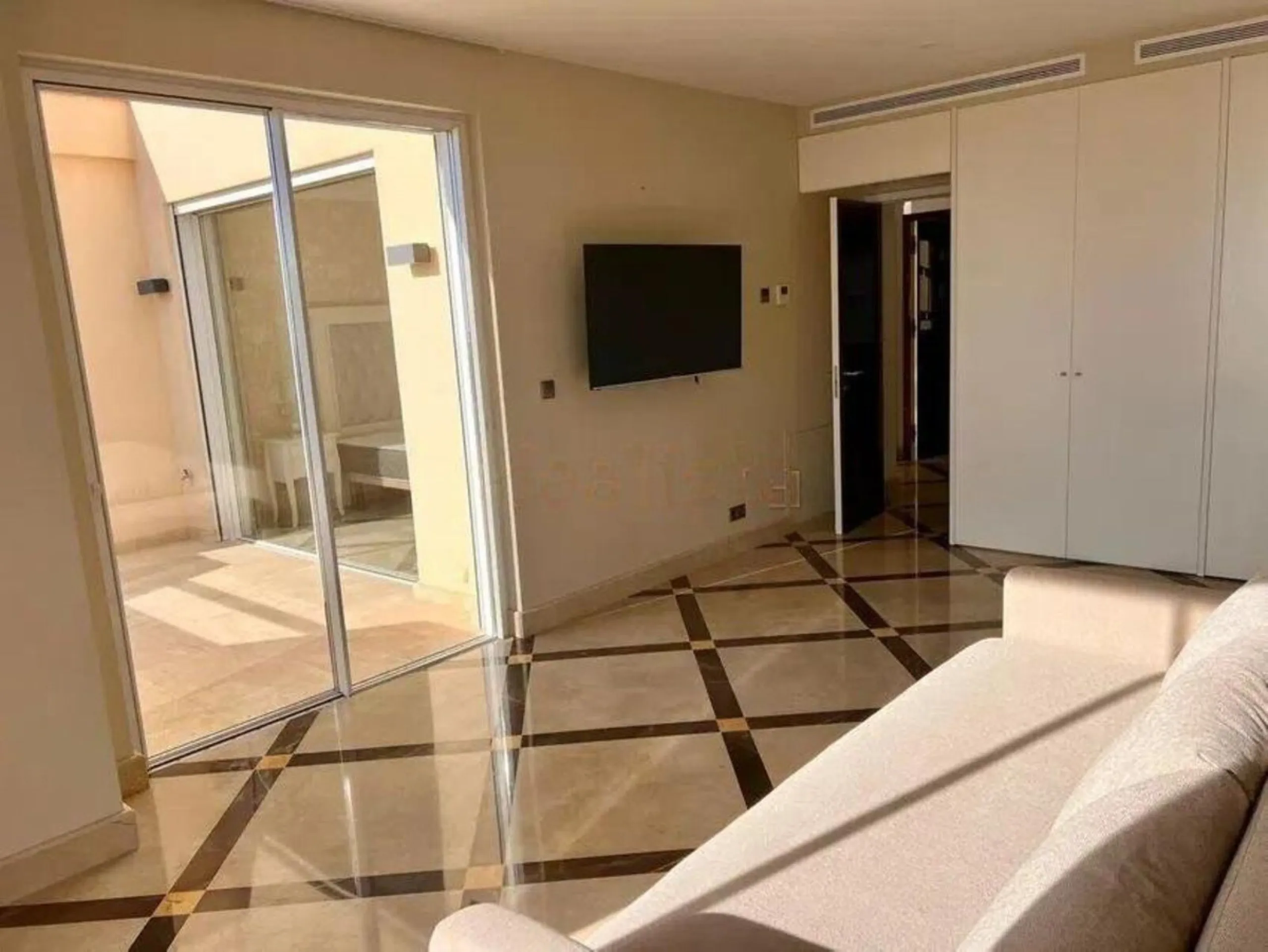 This exclusive duplex apartment is located in a peaceful residential area of Benahavís, surrounded by nature and with pleasant open views of the Mediterranean Sea and the mountains. Just a few minutes away is the Los Halcones shopping center, where you wi