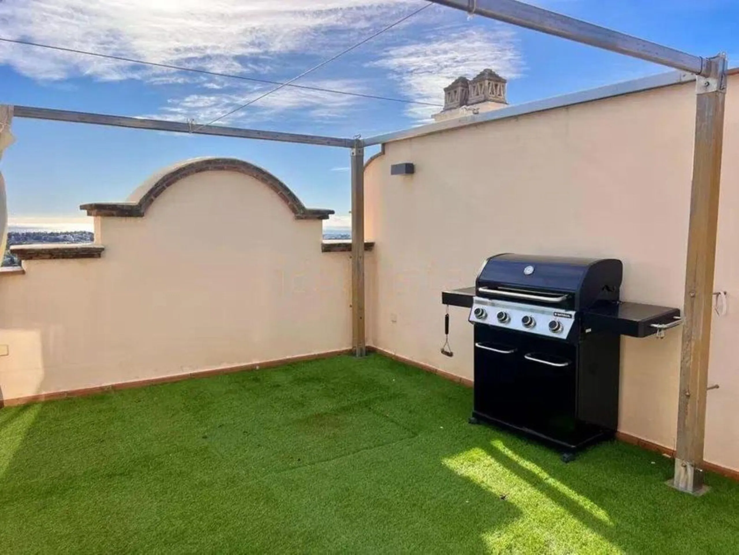 This exclusive duplex apartment is located in a peaceful residential area of Benahavís, surrounded by nature and with pleasant open views of the Mediterranean Sea and the mountains. Just a few minutes away is the Los Halcones shopping center, where you wi