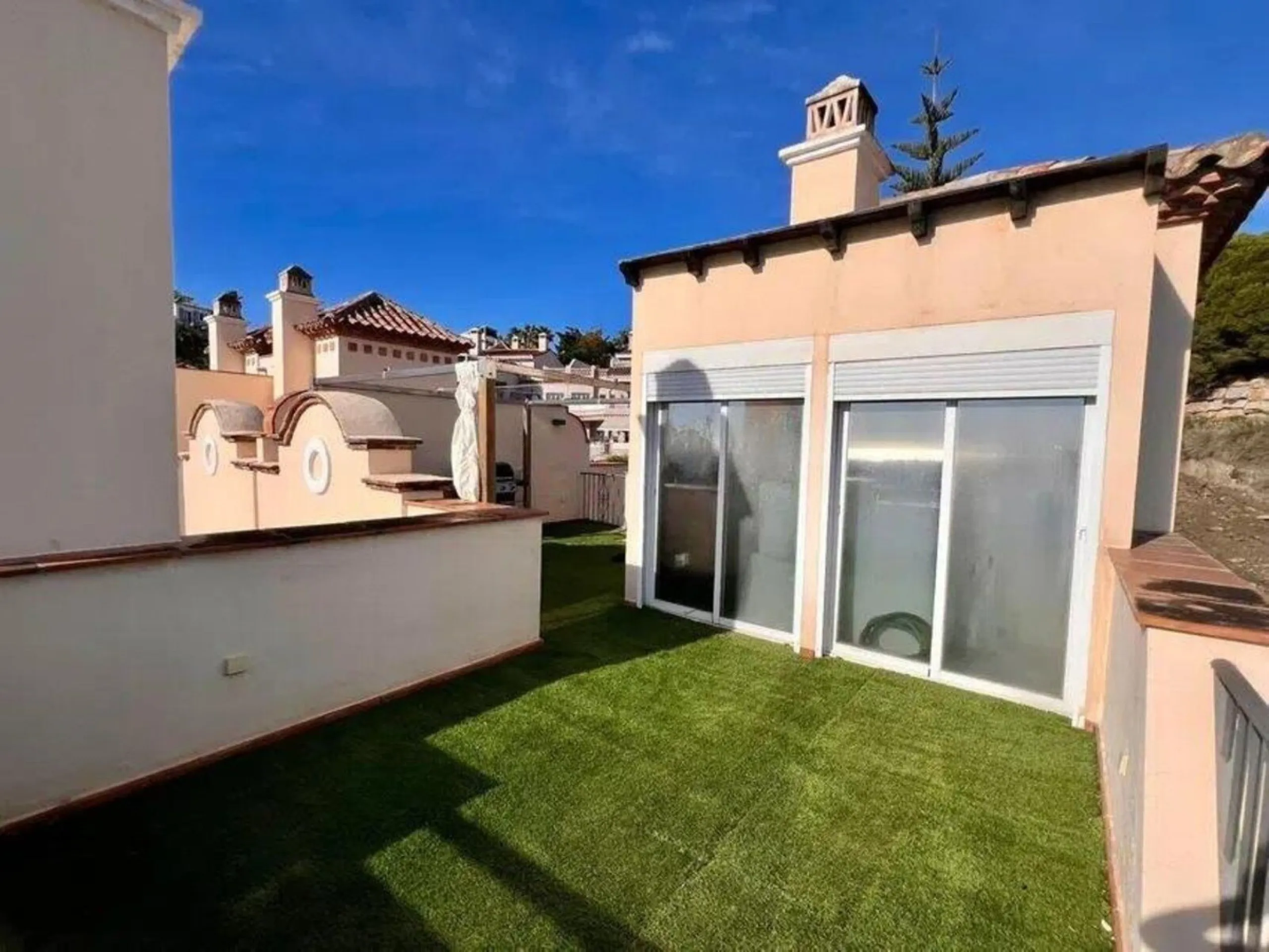 This exclusive duplex apartment is located in a peaceful residential area of Benahavís, surrounded by nature and with pleasant open views of the Mediterranean Sea and the mountains. Just a few minutes away is the Los Halcones shopping center, where you wi