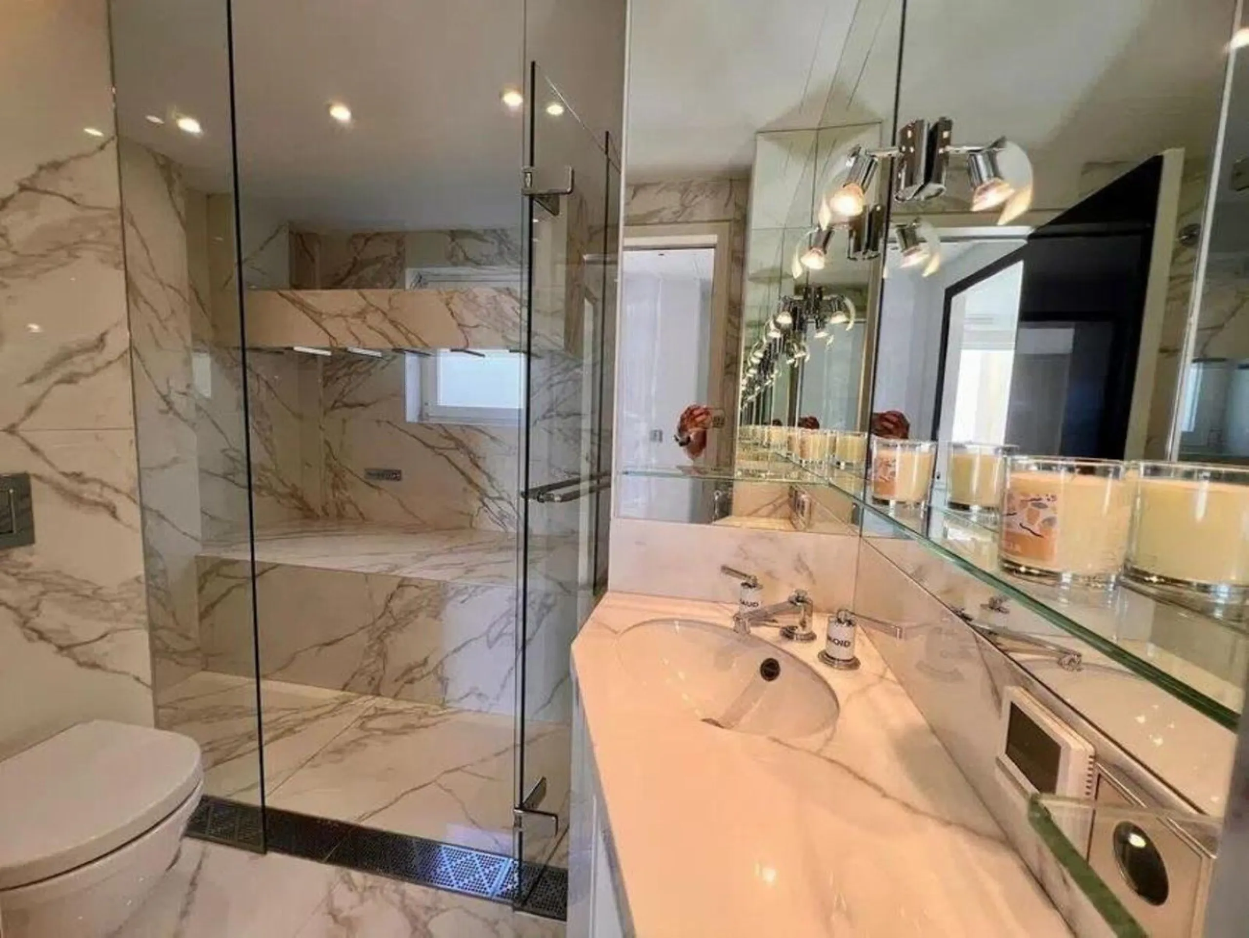 This exclusive duplex apartment is located in a peaceful residential area of Benahavís, surrounded by nature and with pleasant open views of the Mediterranean Sea and the mountains. Just a few minutes away is the Los Halcones shopping center, where you wi