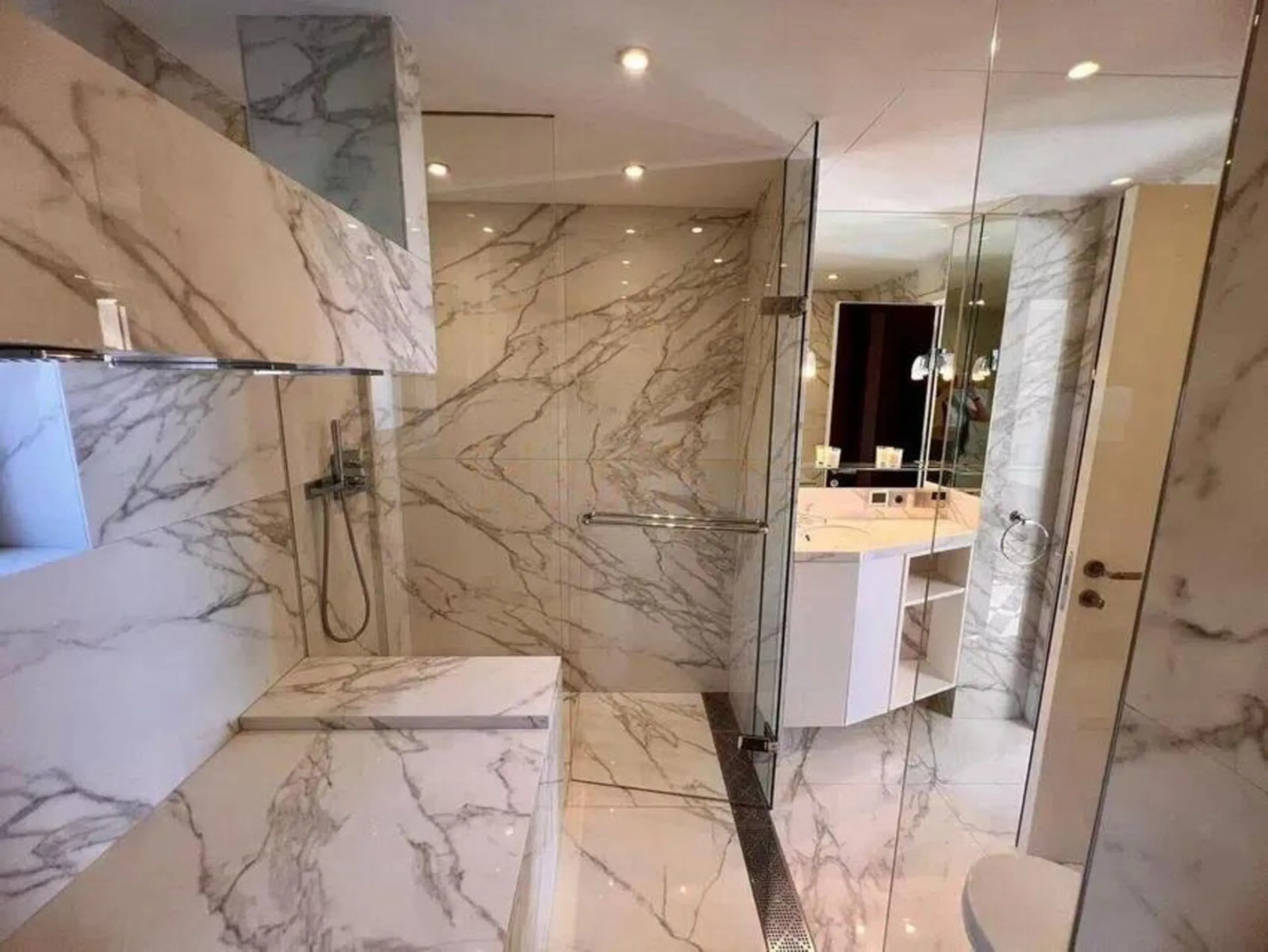 This exclusive duplex apartment is located in a peaceful residential area of Benahavís, surrounded by nature and with pleasant open views of the Mediterranean Sea and the mountains. Just a few minutes away is the Los Halcones shopping center, where you wi