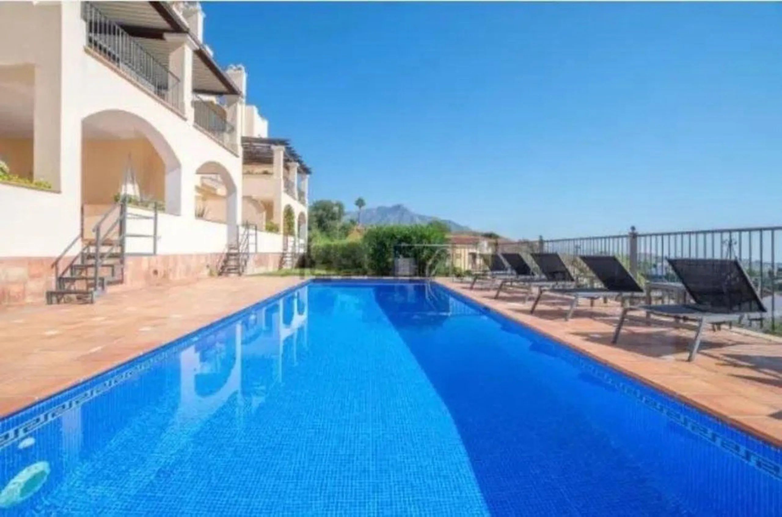 This exclusive duplex apartment is located in a peaceful residential area of Benahavís, surrounded by nature and with pleasant open views of the Mediterranean Sea and the mountains. Just a few minutes away is the Los Halcones shopping center, where you wi
