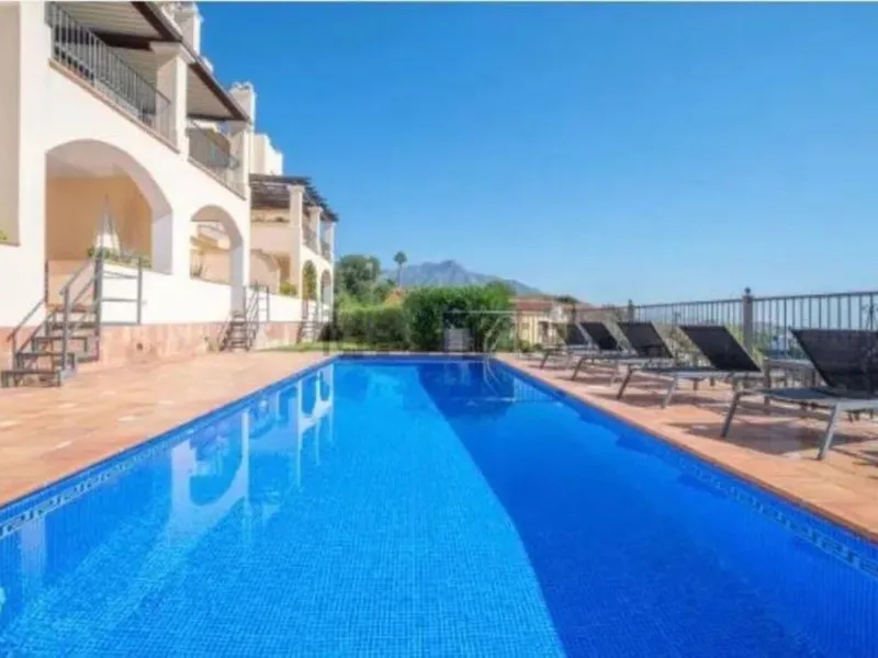 This exclusive duplex apartment is located in a peaceful residential area of Benahavís, surrounded by nature and with pleasant open views of the Mediterranean Sea and the mountains. Just a few minutes away is the Los Halcones shopping center, where you wi