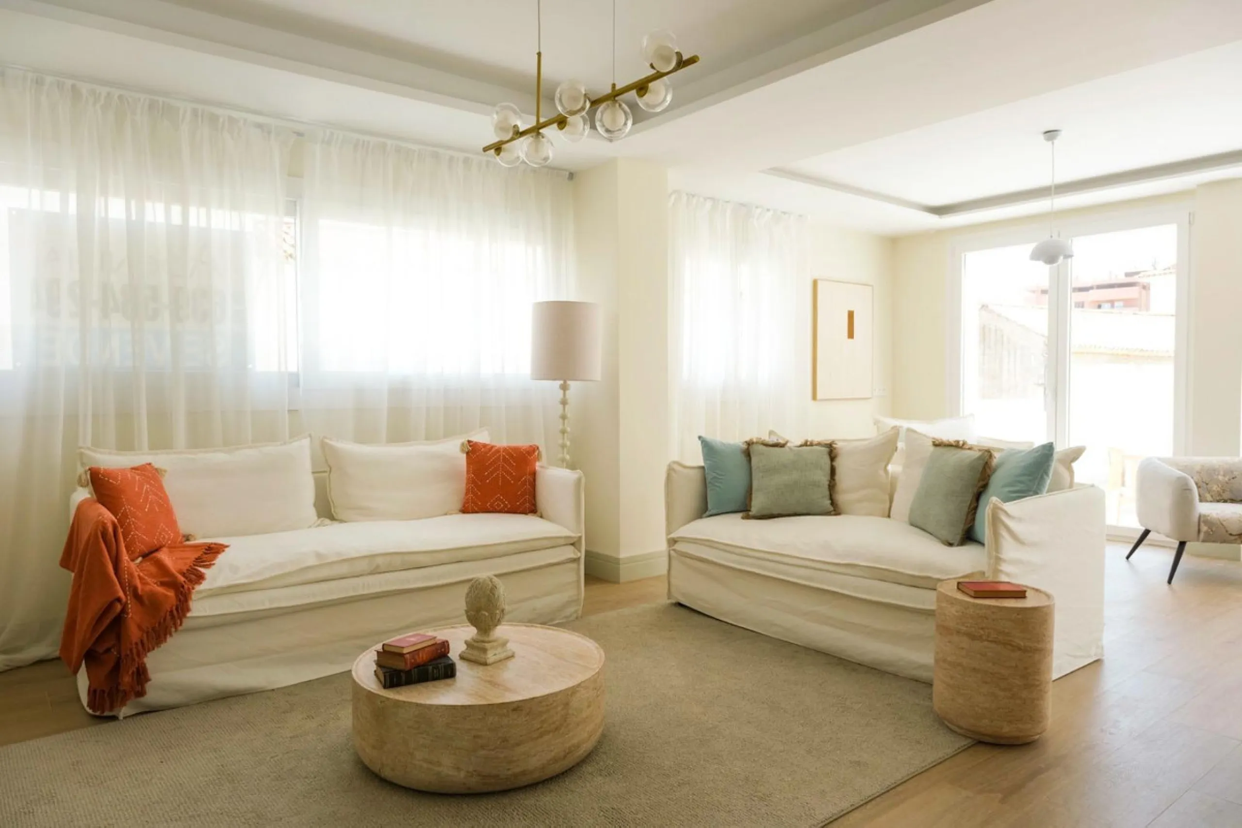 Located in a quiet and peaceful residential area in the east of Málaga, this exclusive property is ideal for those seeking a relaxed environment without giving up proximity to the city center. Monte Sancha stands out for its residential character, serene 
